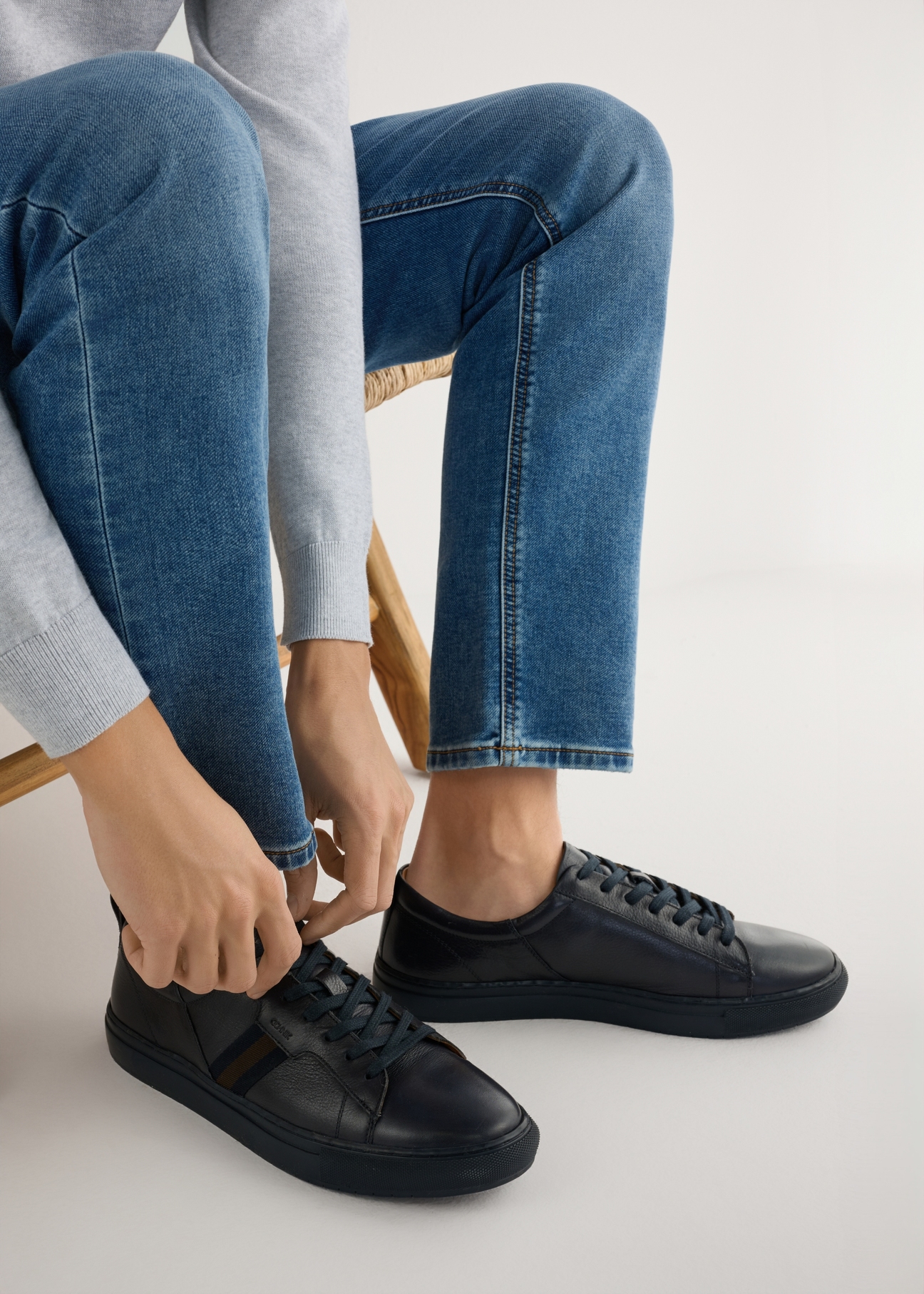 Granatowe skórzane buty męskie BUTYM-0430A-7E(W26), widok produktu od boku na modelu, widoczna połowa sylwetki.