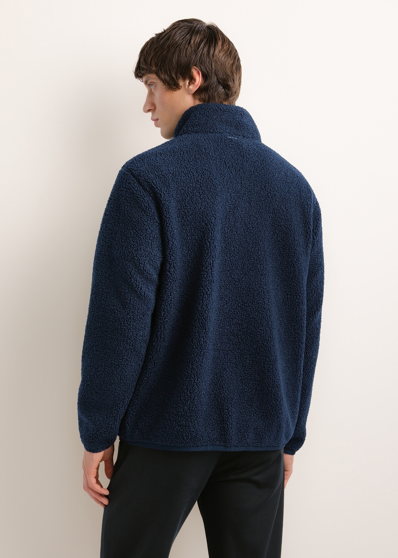 Ciemnogranatowa bawełniana bluza męska BLZMT-0088-7E(Z26), widok produktu z tyłu na modelu. Widoczna połowa sylwetki.