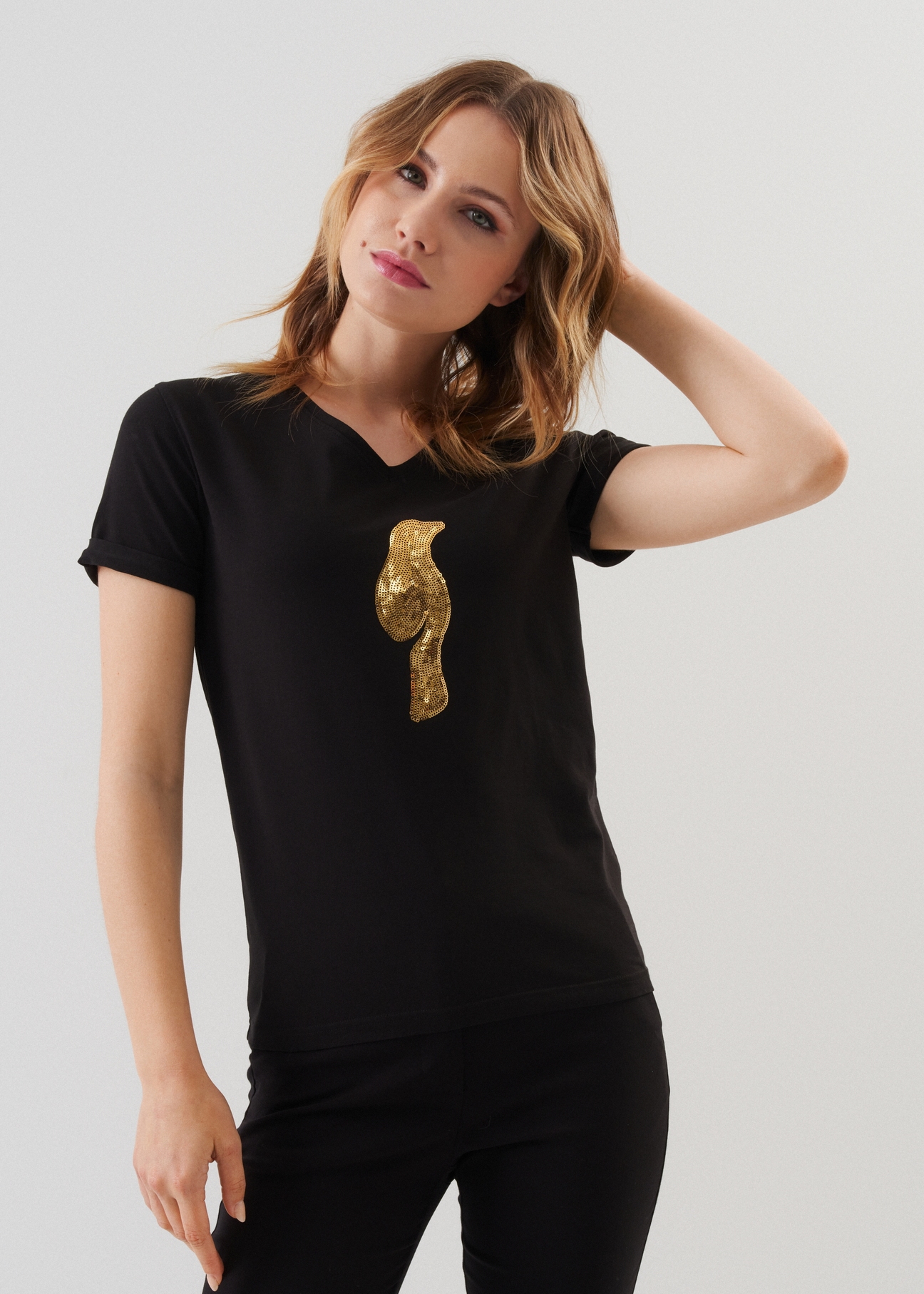 Czarny T-shirt damski z aplikacją wilgi TSHDT-0116-99(Z23)-01