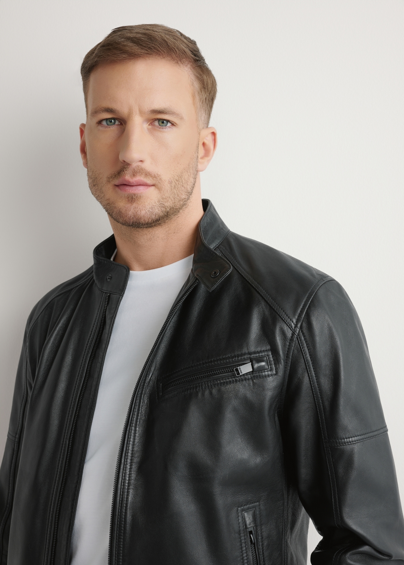 Czarna kurtka skórzana męska KURMS-0400-99(W26), zbliżenie na produkt na sylwetce modela.