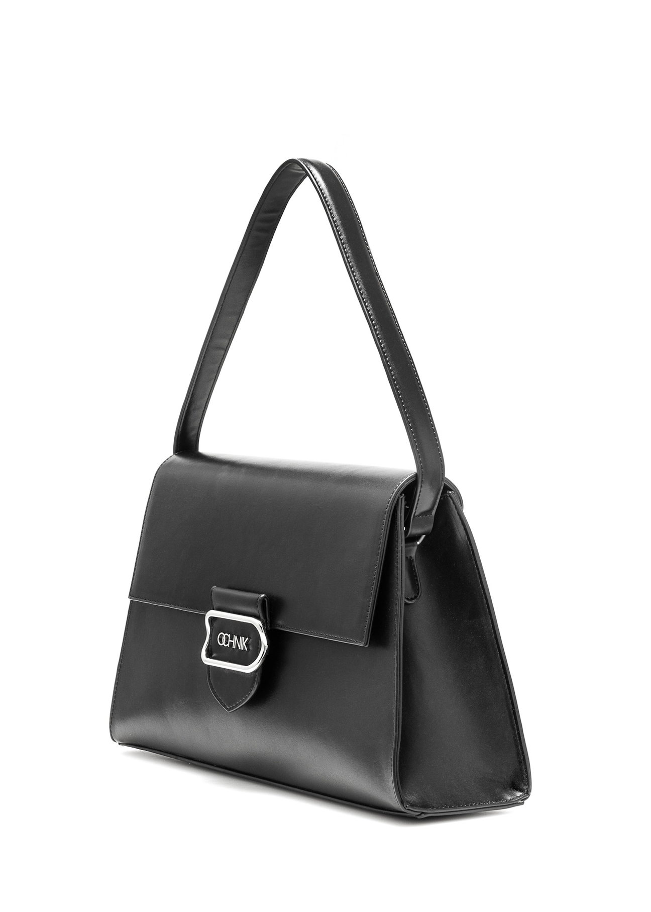 Elegancka czarna torebka damska TOREC-1068-99(Z25), widok skosu produktu na białym tle. 