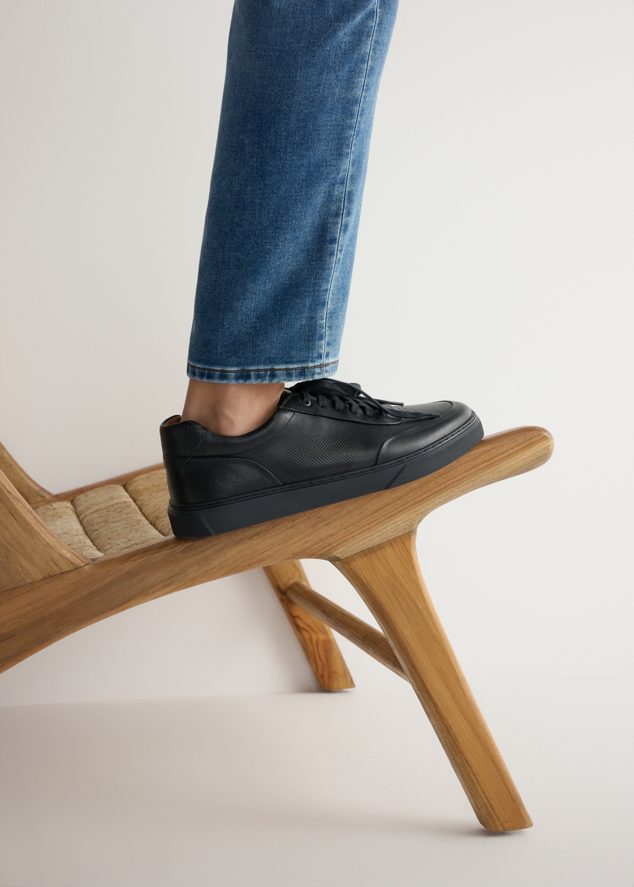 Skórzane sneakersy męskie w kolorze granatowym BUTYM-0484-7E(W26), widok produktu od boku na modelu, widoczna połowa sylwetki.