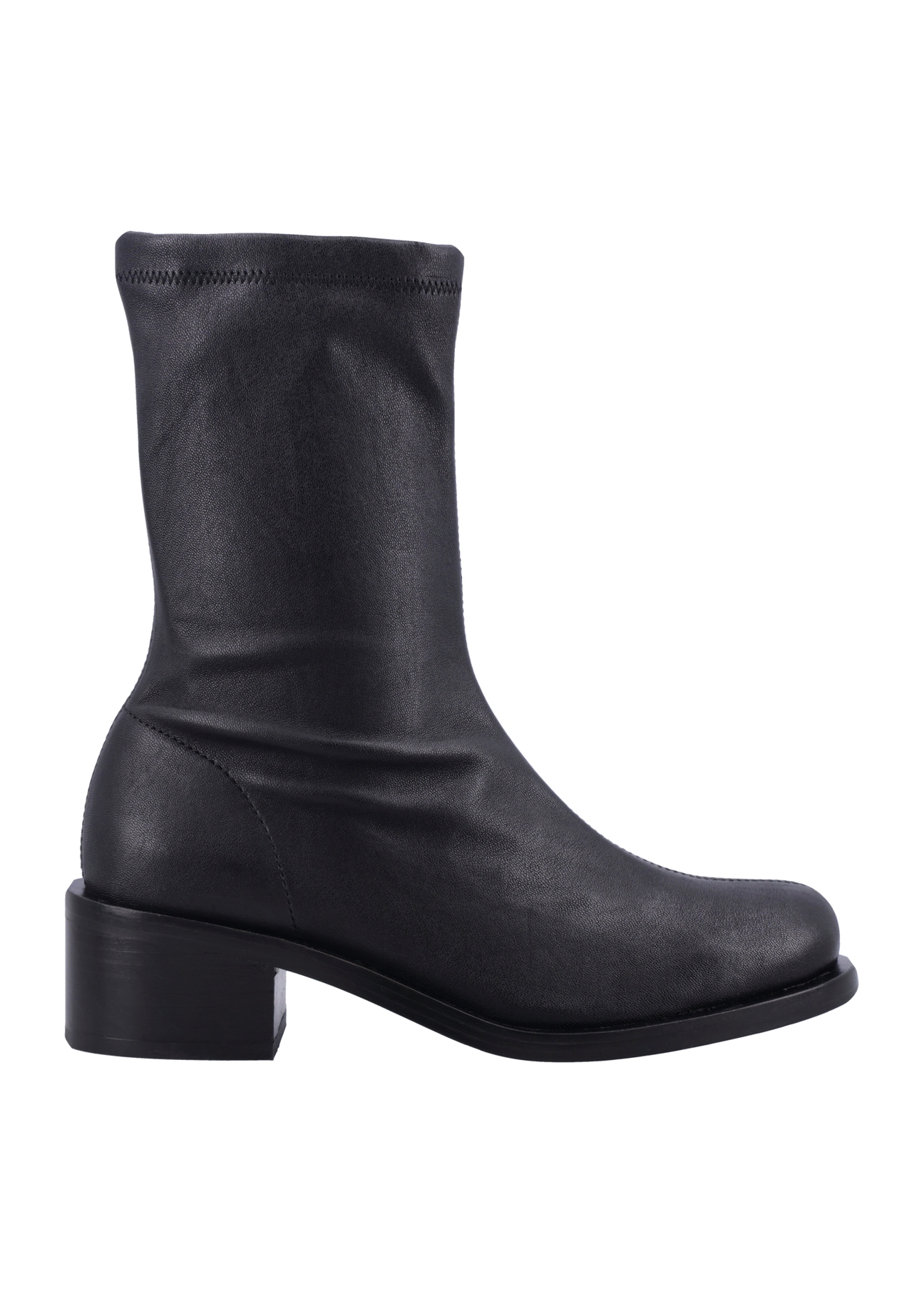 Czarne skórzane botki damskie BUTYD-1360-99(Z26), widok produktu z boku na białym tle.