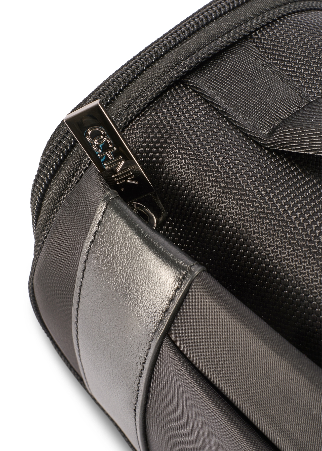 Duża czarna kosmetyczka męska TORMN-0405-99(W26), zbliżenie na detal produktu, widok na białym tle.