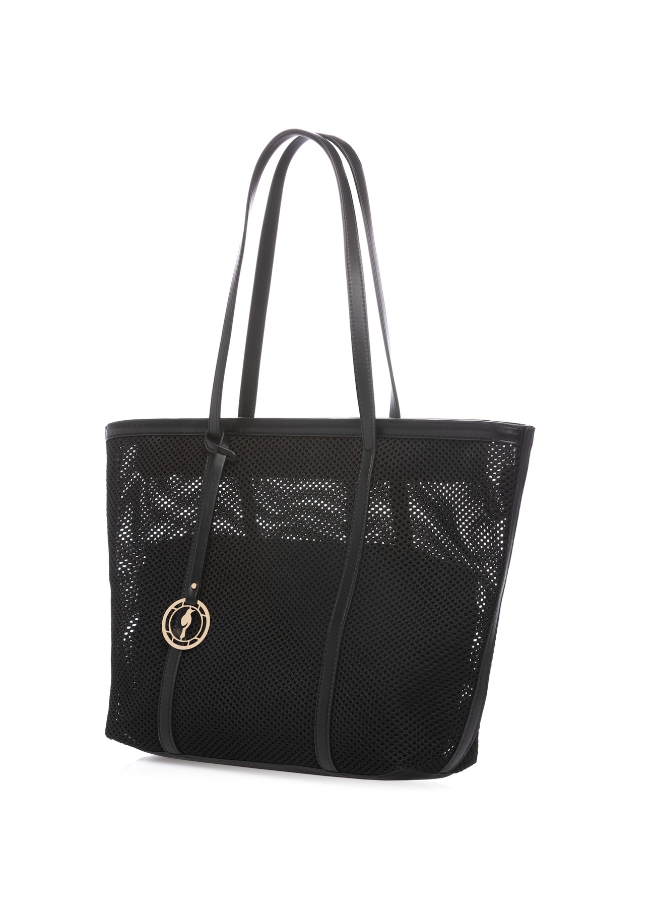 Duża siateczkowa torebka damska TOREC-1149-99(W26), widok produktu skosem na białym tle.