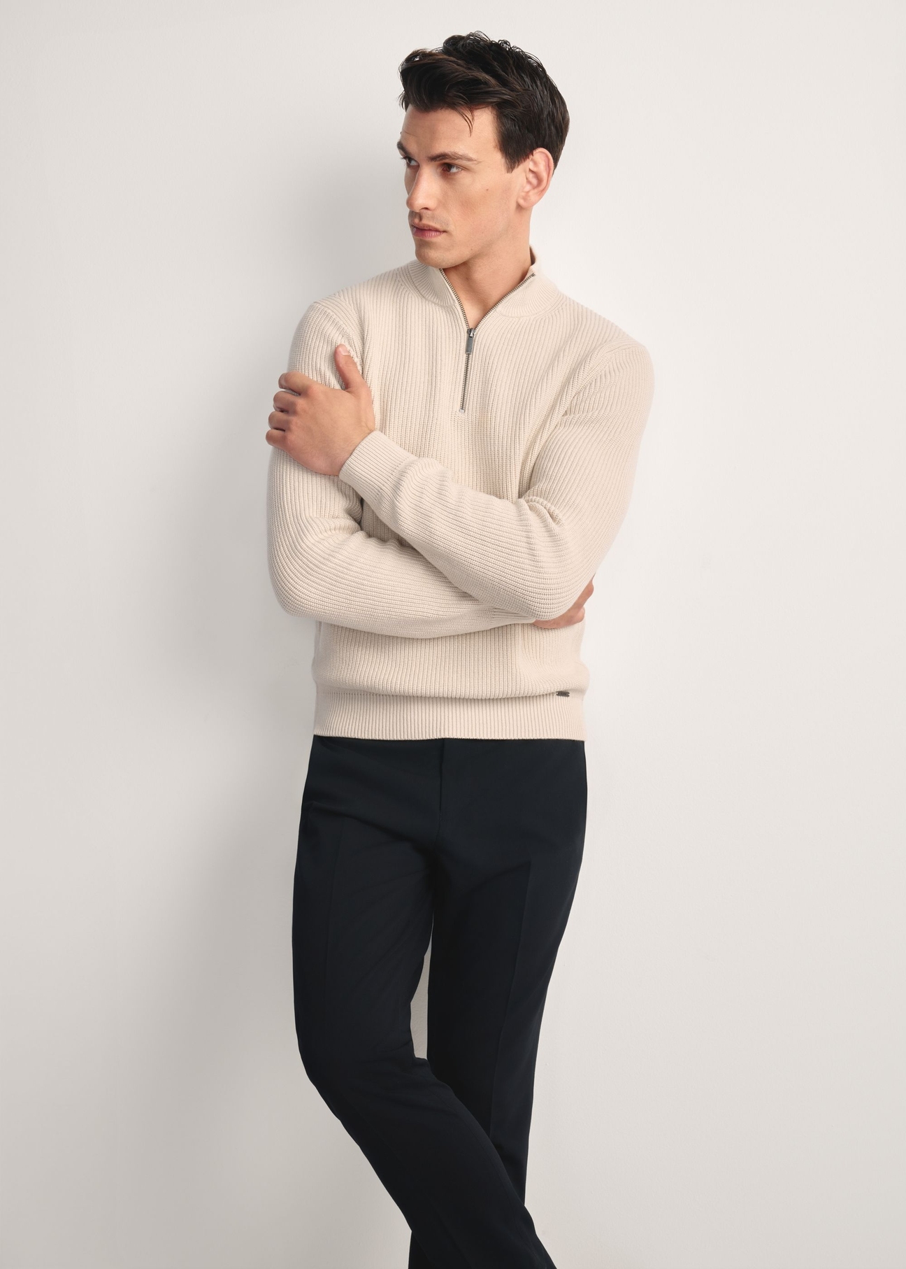 Beżowy sweter męski SWEMT-0175-80(Z25), widok produktu z przodu na modelu. Widoczna polowa sylwetki.