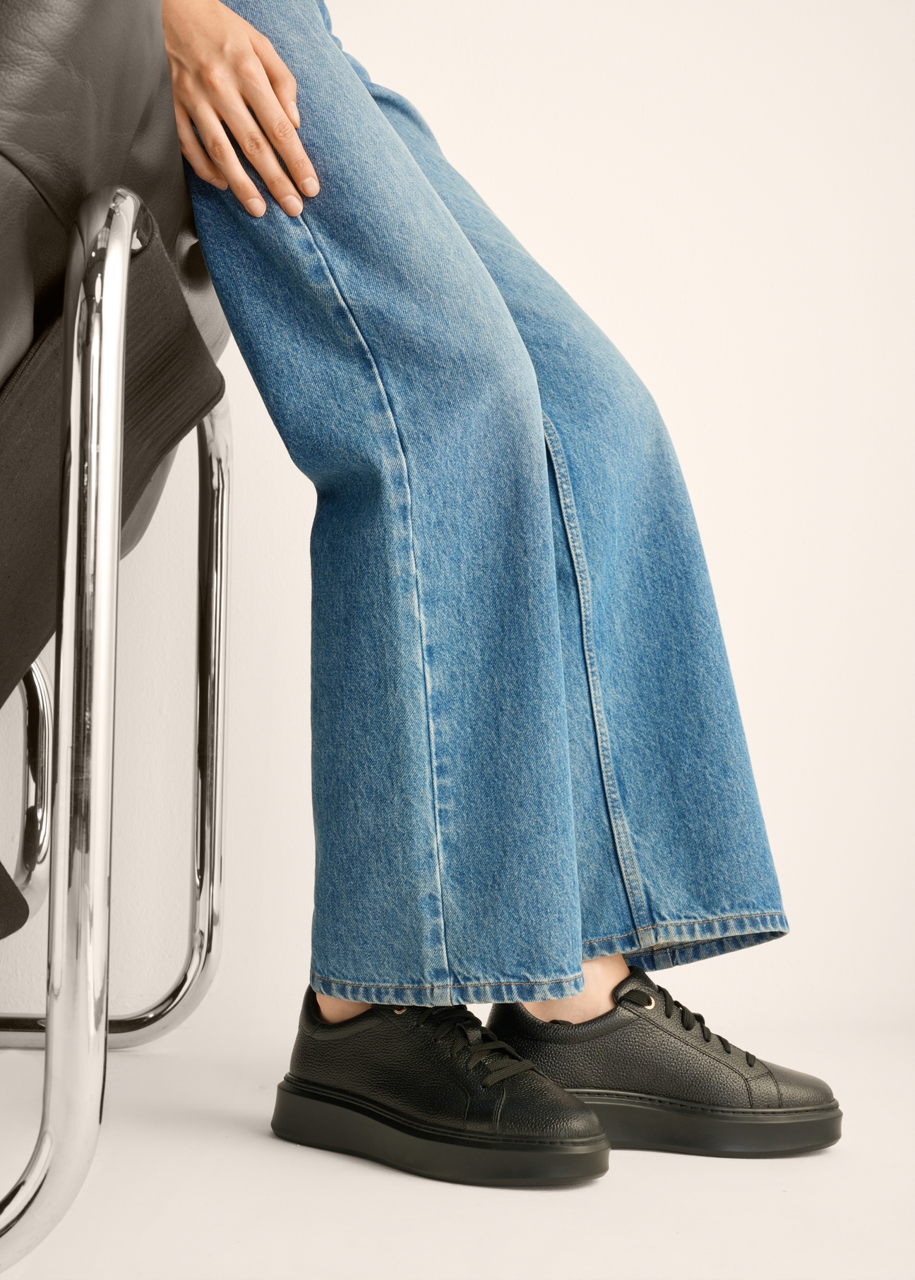 Skórzane buty damskie w kolorze czarnym BUTYD-1284-9I(Z26), widok produktu z boku na stopach modelki.