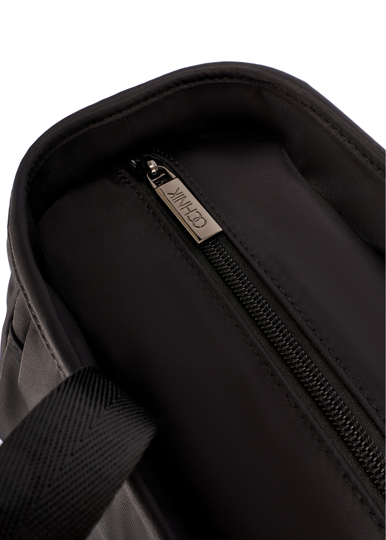 Czarna torebka typu lunchbox TOREN-0346-99(W26) - zbliżenie na detal, na białym tle. 