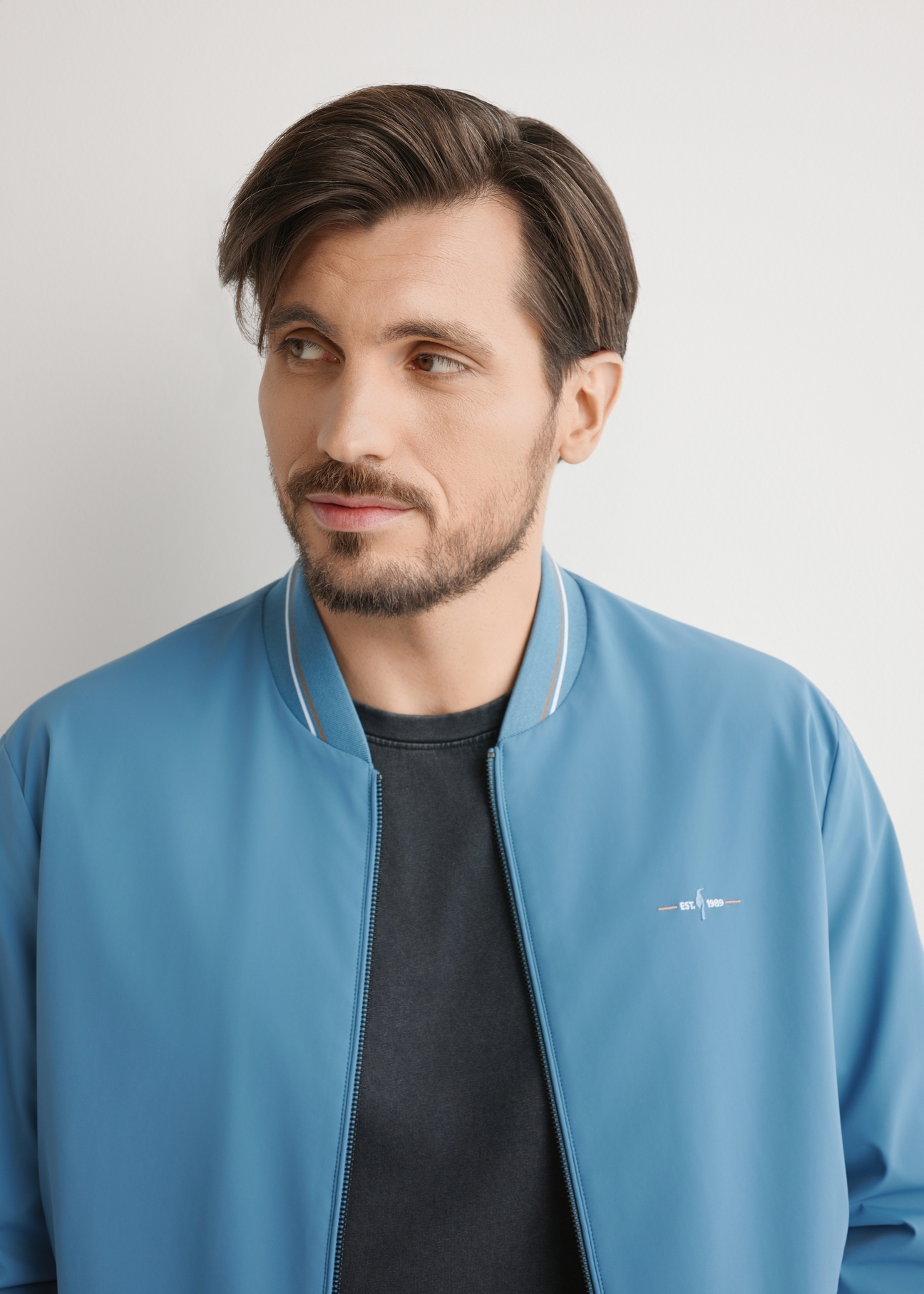 Niebieska nylonowa kurtka męska KURMT-0416-7C(W26), zbliżenie na produkt na sylwetce modela.