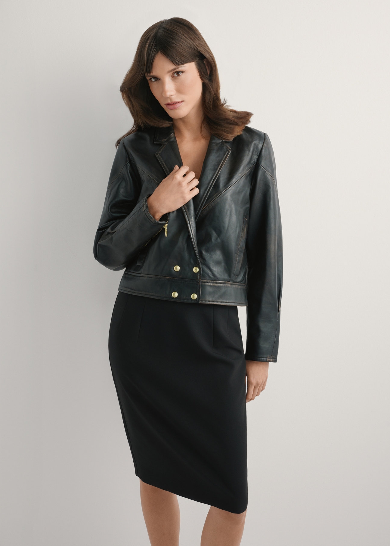 Krótka skórzana kurtka damska vintage KURDS-0573-9J(W26), widok produktu z przodu na modelce. Widoczna połowa sylwetki.