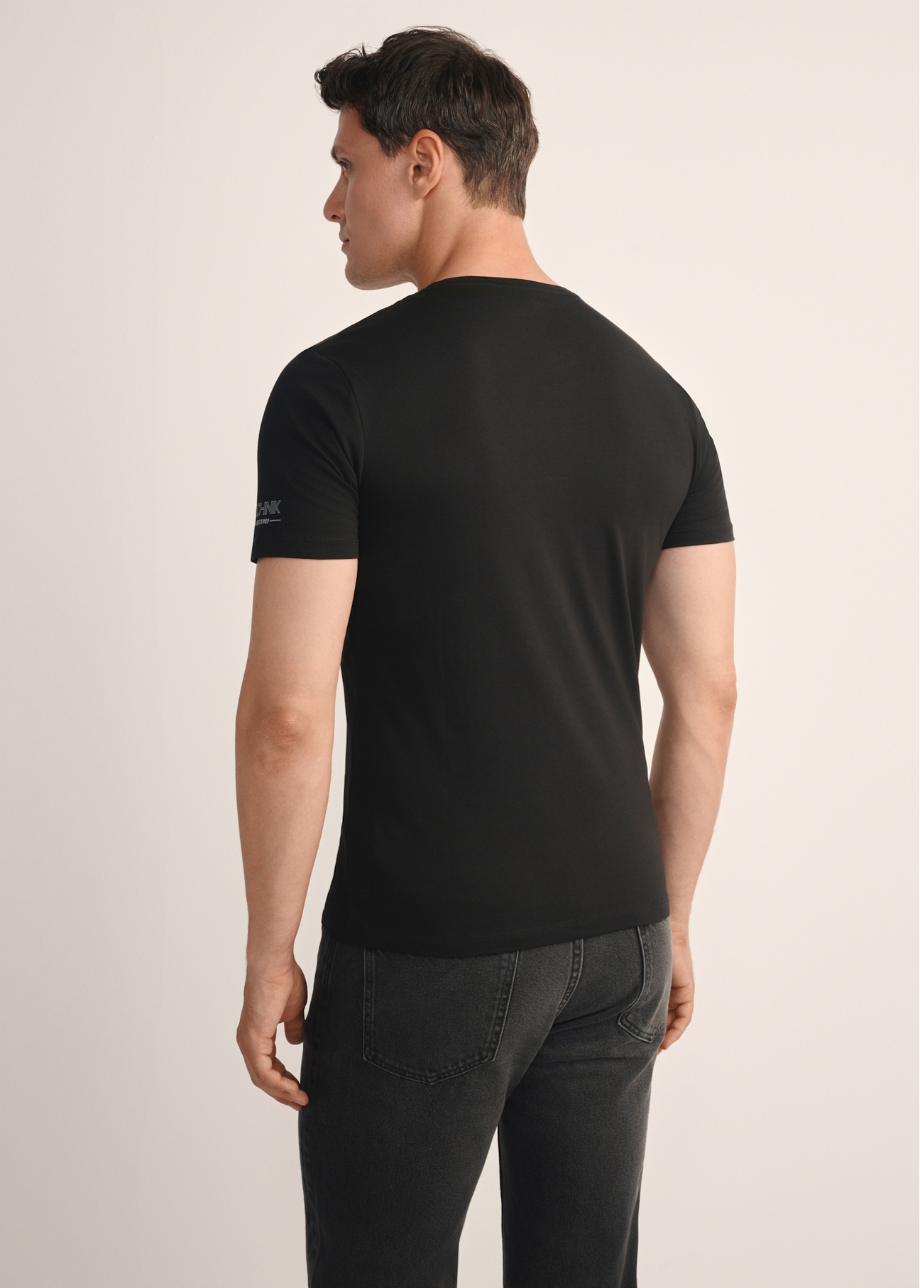 Zestaw T-shirtów męskich basic ZESMT-0040-00(KS),widok produktu z tyłu na modelu na białym tle. Widoczna połowa sylwetki.