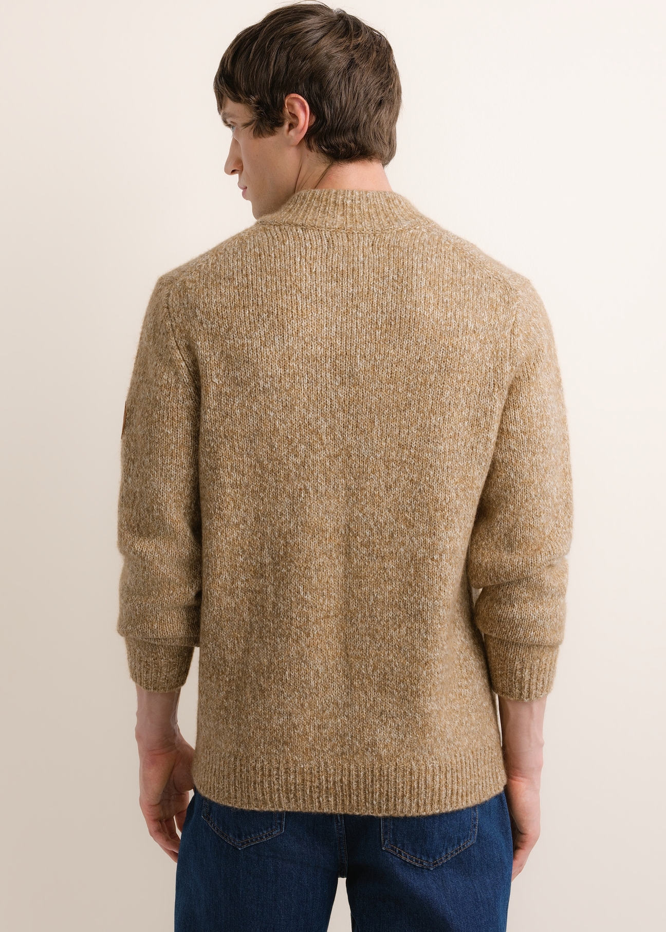 Camelowy sweter męski z wełną SWEMT-0218-1D(Z26), widok produktu z tyłu na modelu. Widoczna połowa sylwetki.