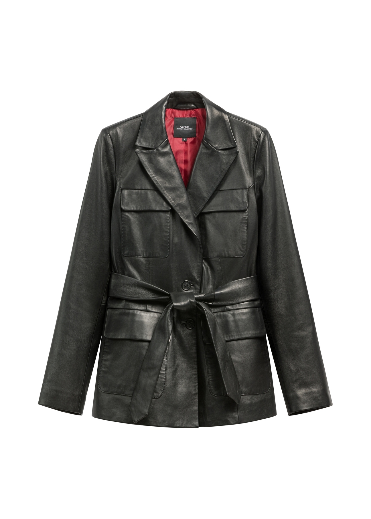 Czarna skórzana marynarka damska z paskiem KURDS-0545-99(W26), widok produktu od przodu na białym tle.