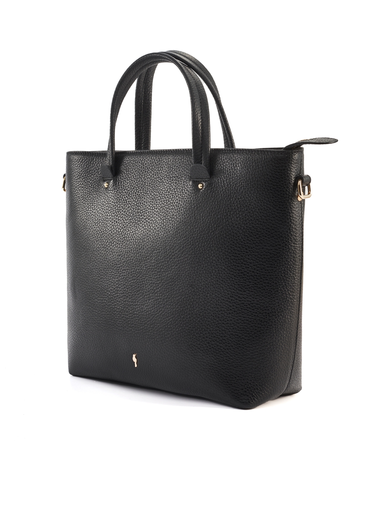 Czarna skórzana torebka shopper TORES-0728D-99(Z25), widok produktu skosem na białym tle.