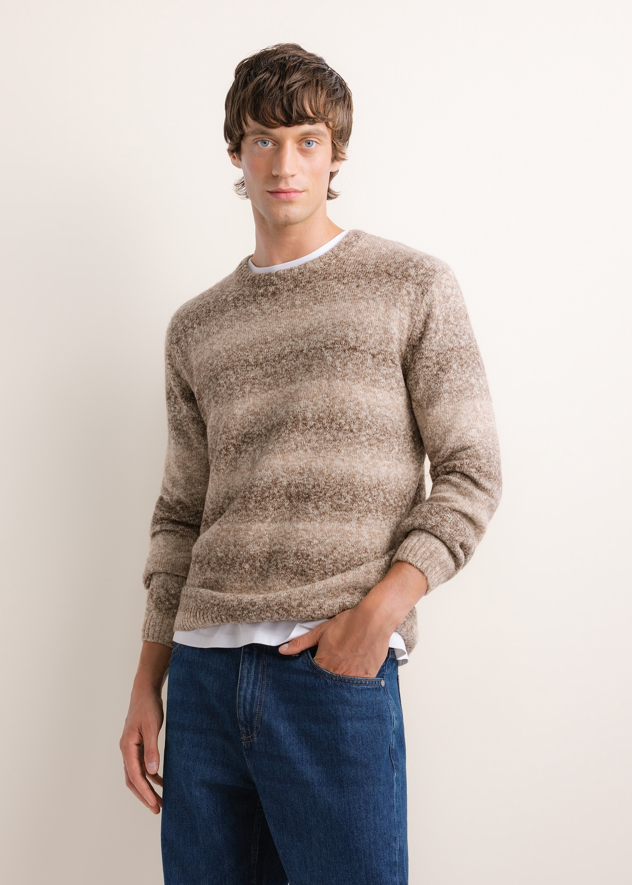 Brązowy sweter męski w paski SWEMT-0219-1I(Z26), widok produktu z przodu na modelu. Widoczna połowa sylwetki.