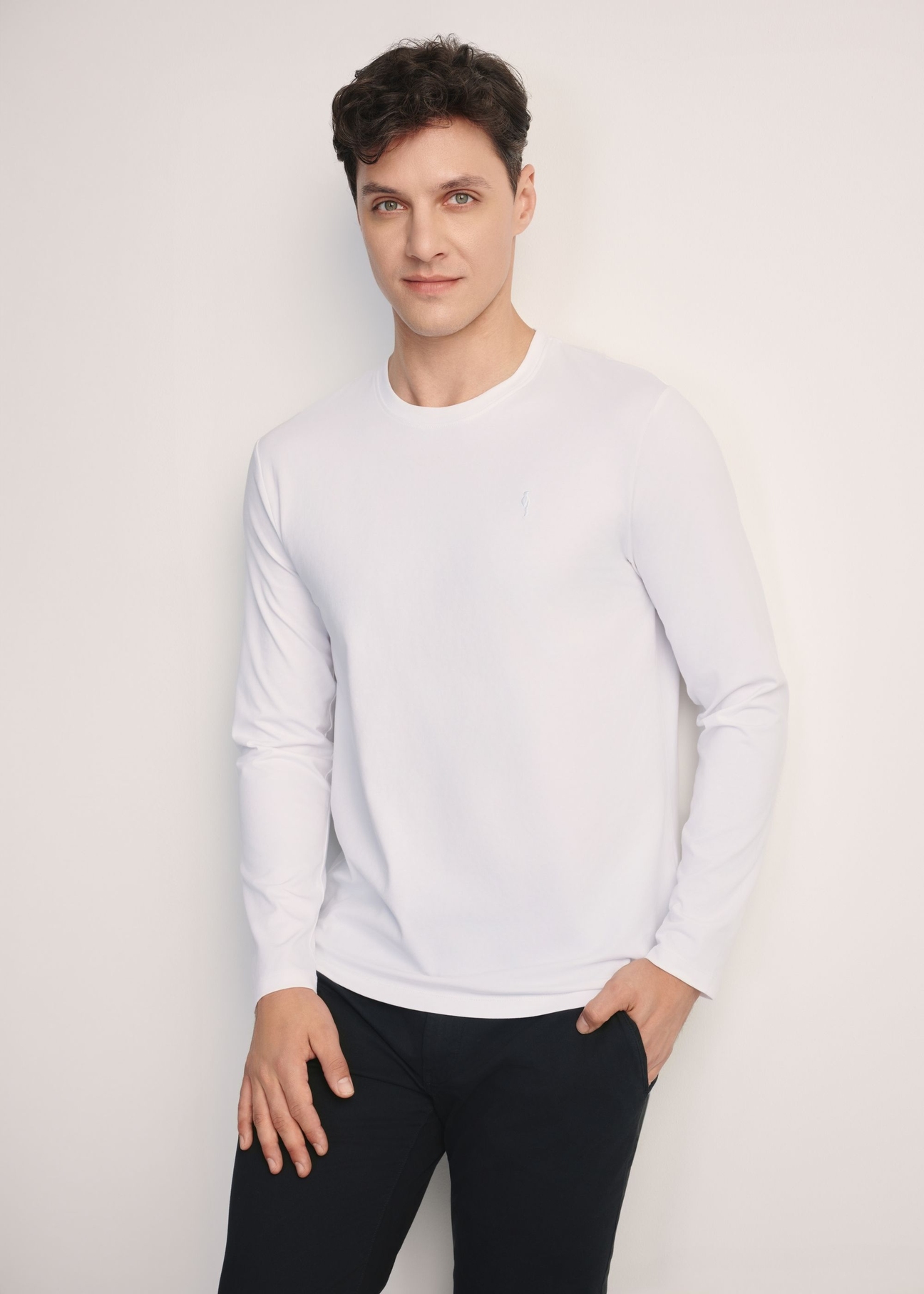 Biała bluzka męska z długim rękawem LSLMT-0008-11(Z25), widok produktu z przodu na modelu. Widoczna połowa sylwetki.