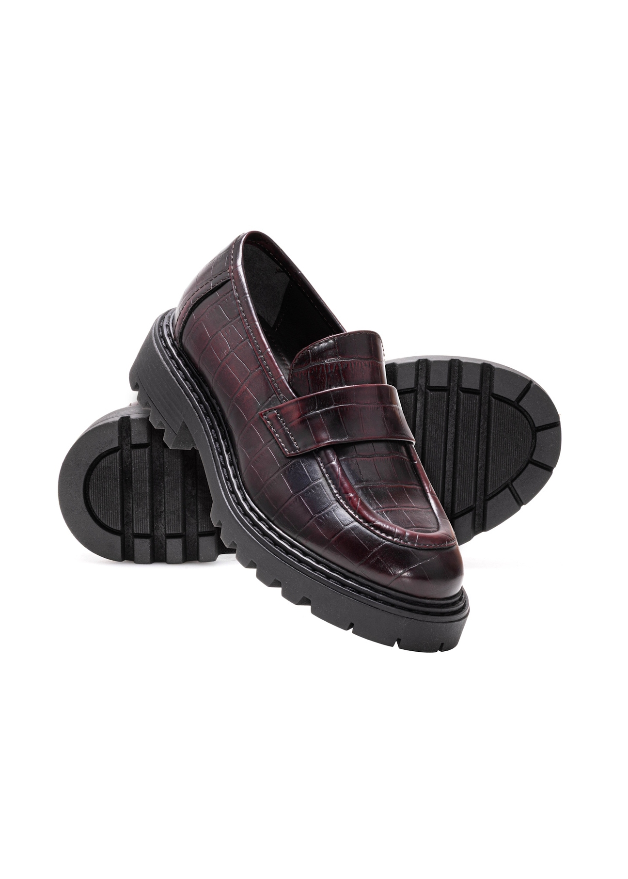 Bordowe mokasyny damskie croco BUTYD-1189-90(Z25), widok produktu skosem i podeszwy na białym tle.