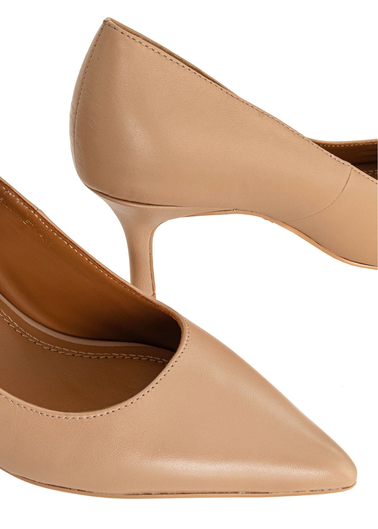 Beżowe skórzane czółenka damskie BUTYD-1031A-1B(W26), zbliżenie na detal produktu na białym tle.