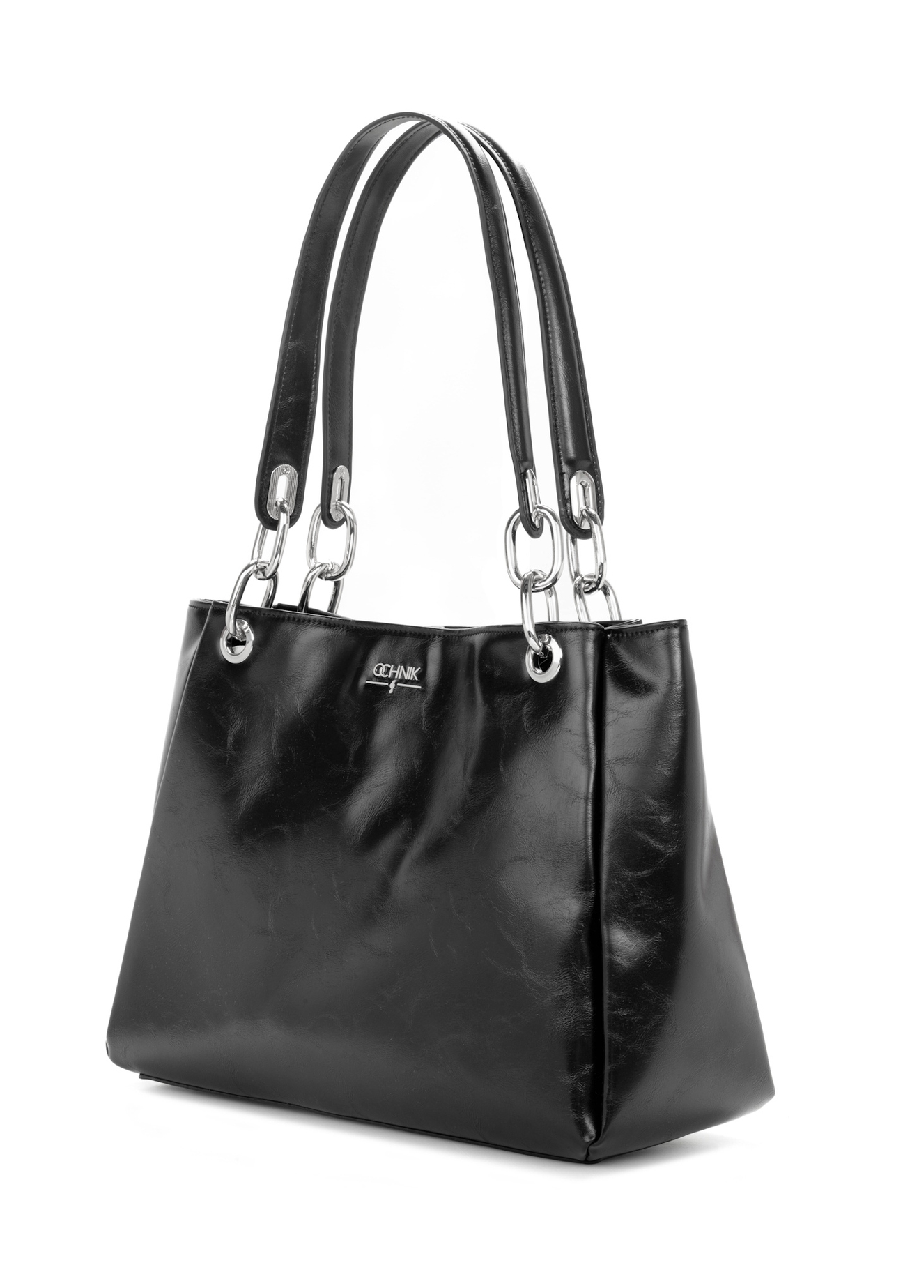 Czarna duża torebka damska TOREC-0998-9F(W26), widok produktu skosem na białym tle.