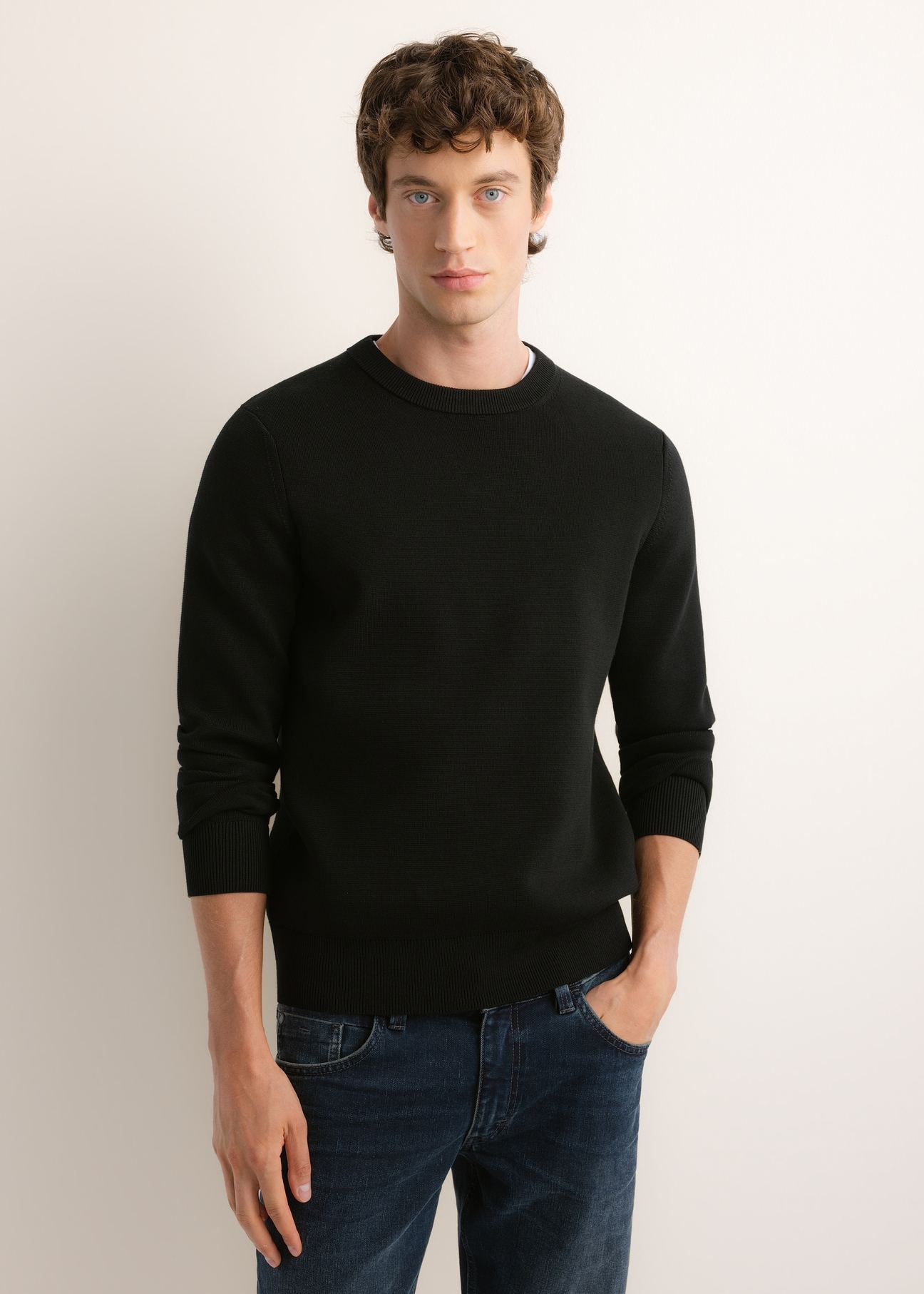 Czarny sweter męski SWEMT-0217-99(Z26), widok produktu z przodu na modelu, na jasnym tle.