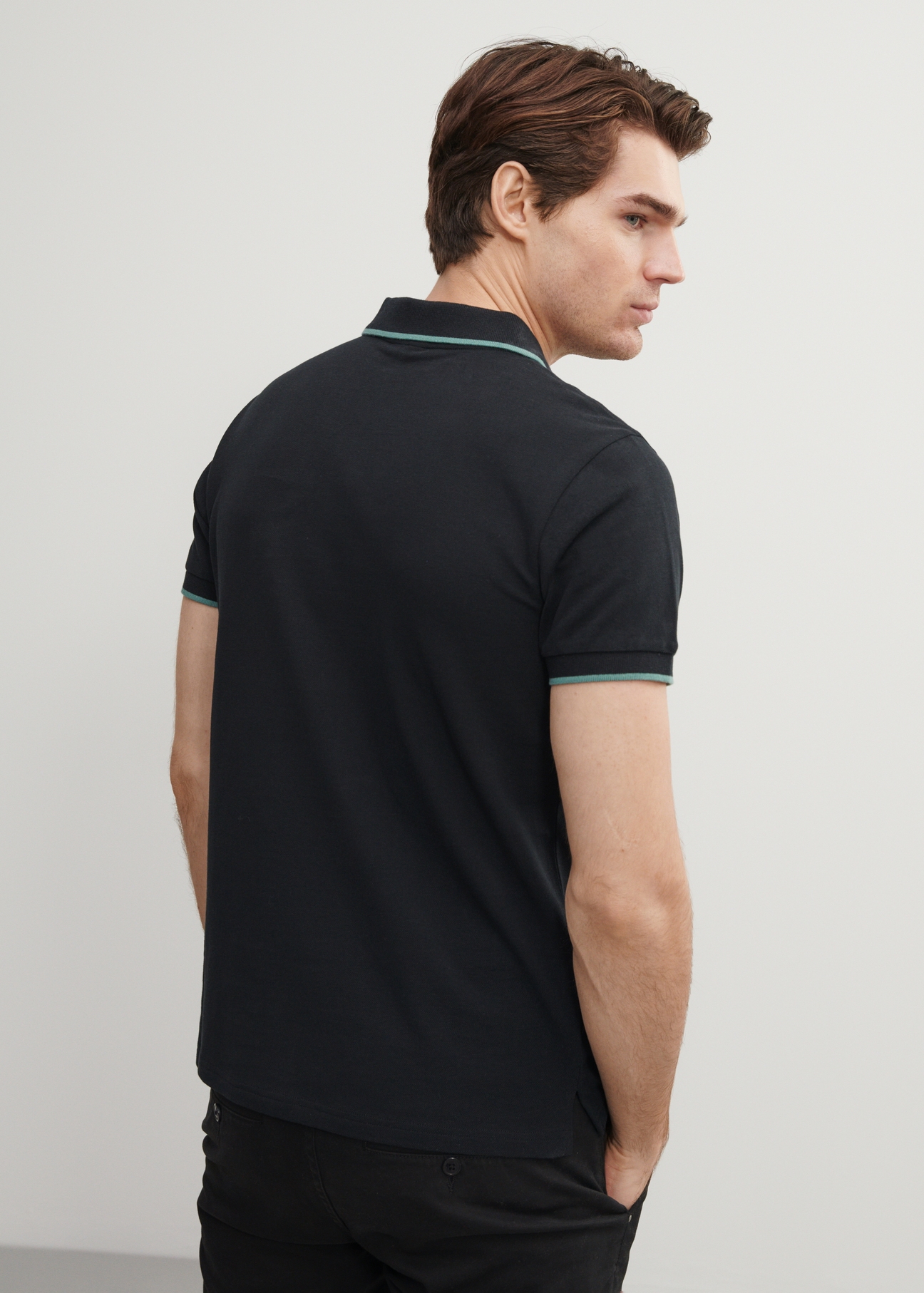 Czarna koszulka polo z logo POLMT-0059-99(W23)-02