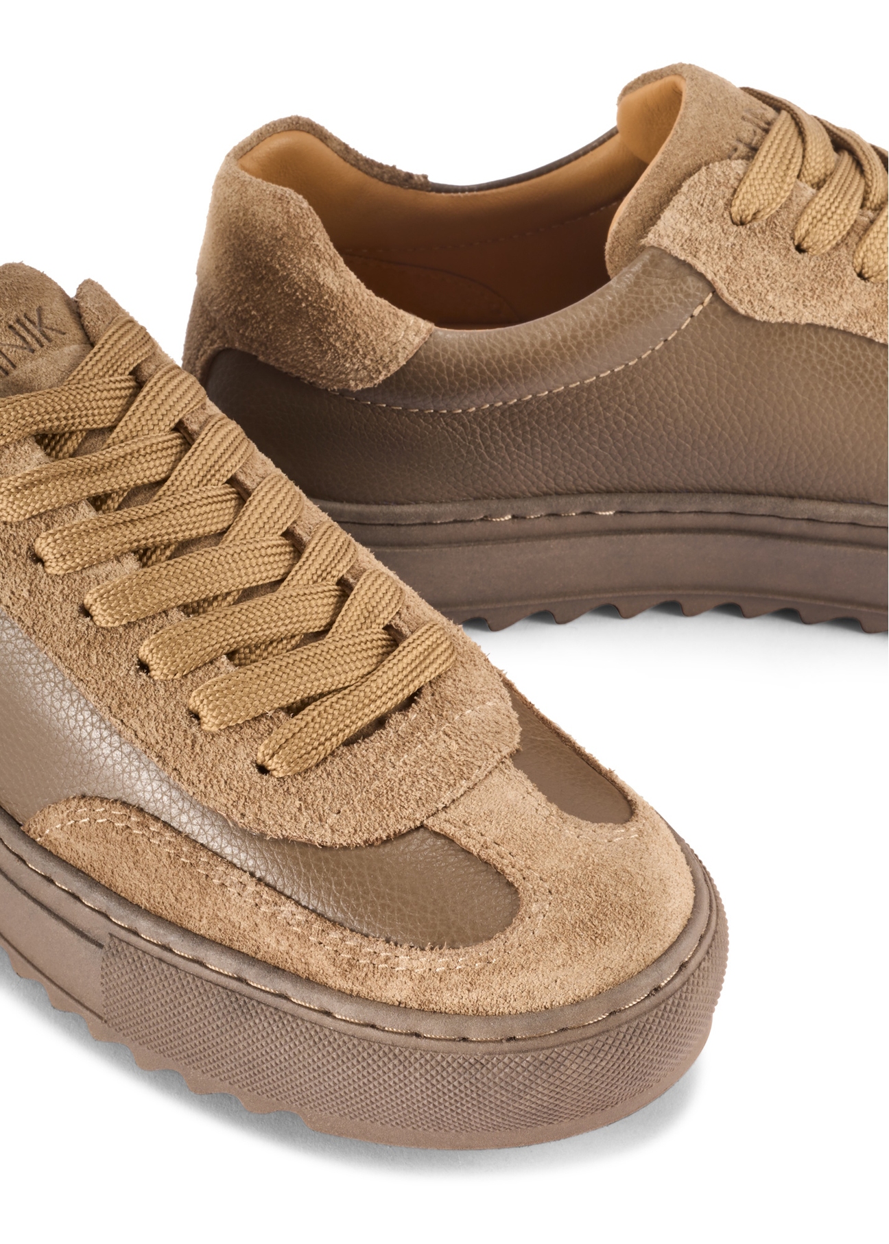 Skórzane tenisówki damskie w kolorze chłodnego beżu BUTYD-1260-1K(W26), zbliżenie na detal produktu na białym tle.