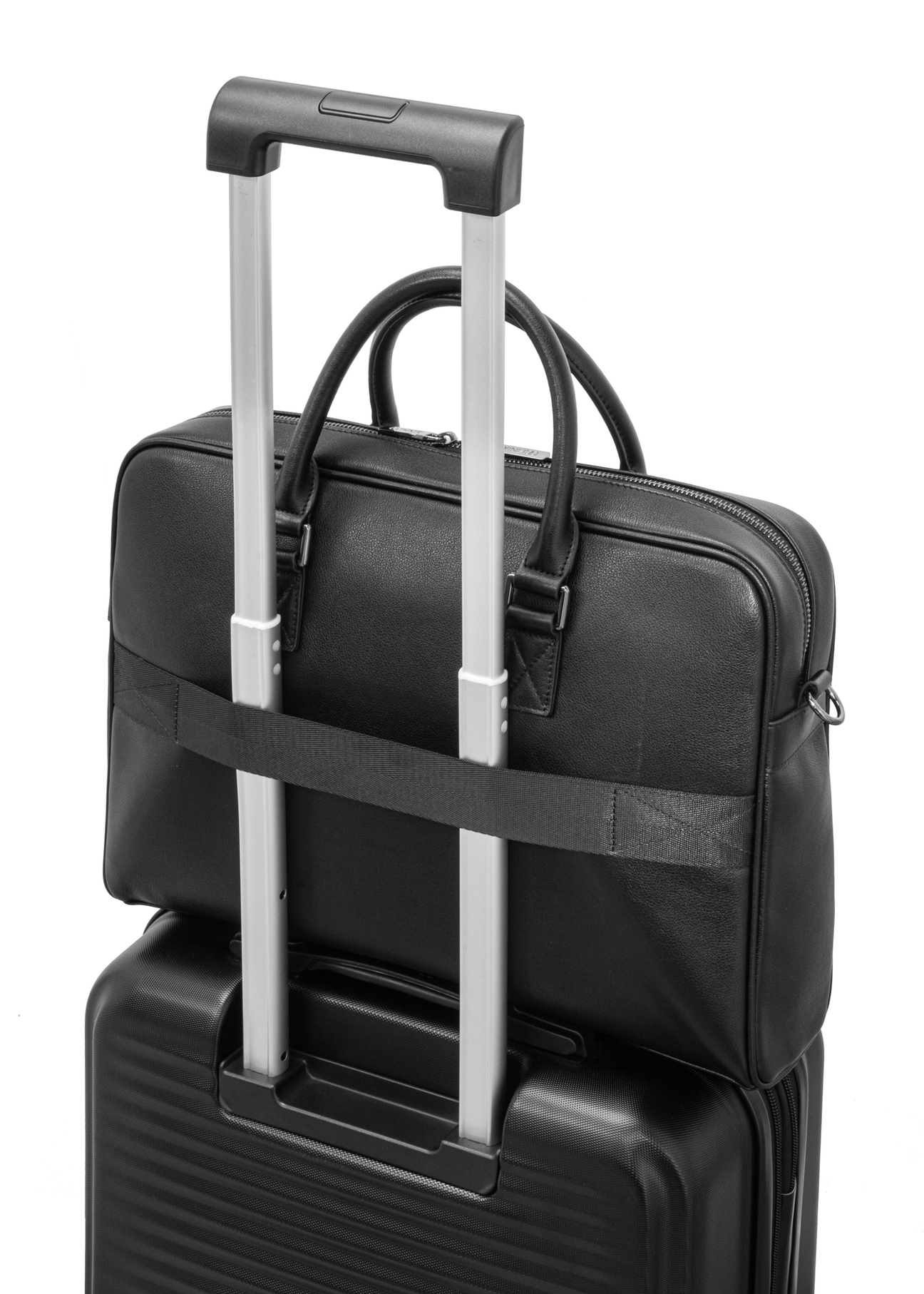 Czarna skórzana torba na laptopa TORMS-0494-99(W26) - zbliżenie na detal, na walizce, na białym tle. 