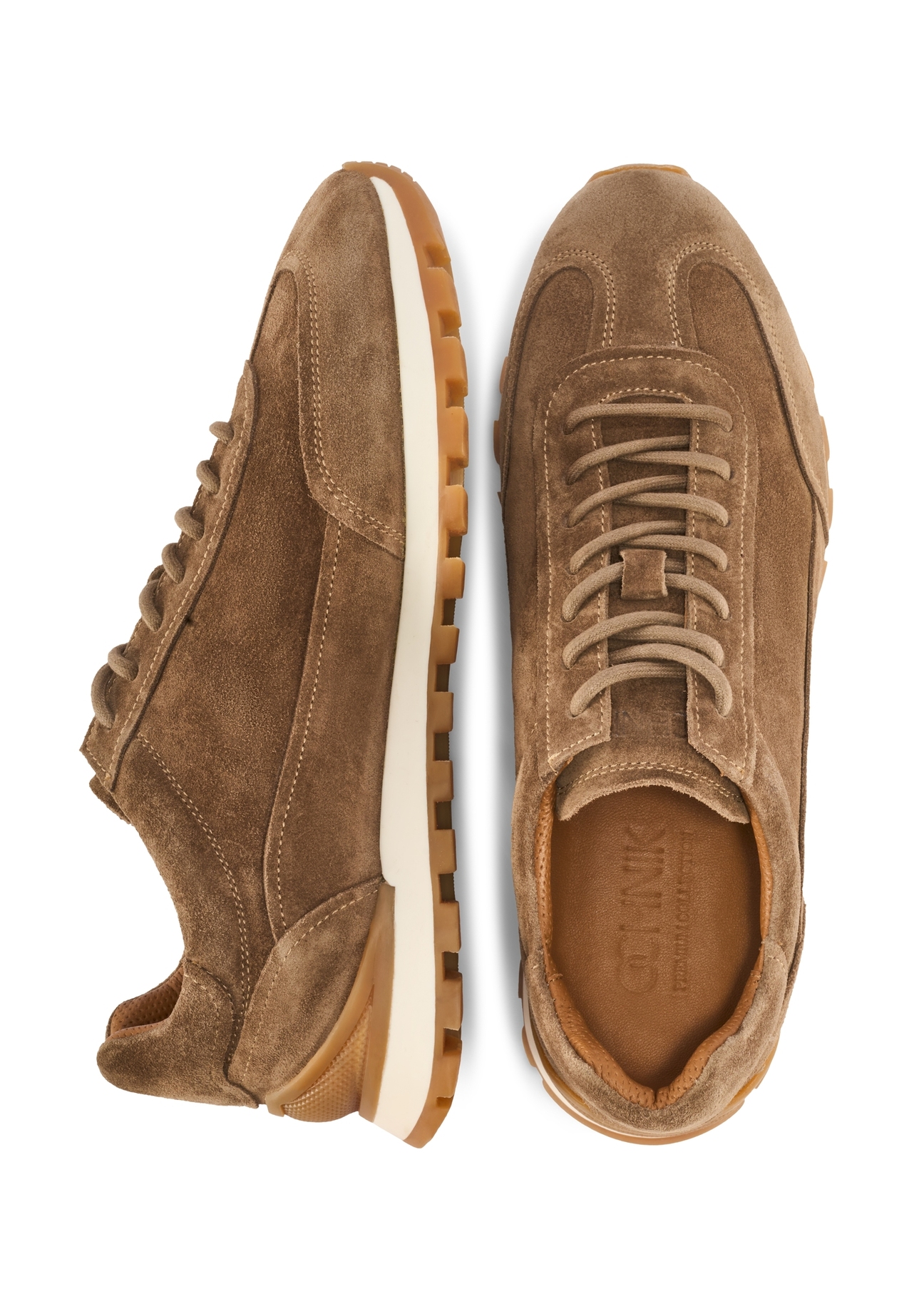 Zamszowe buty męskie w kolorze chłodnego beżu BUTYM-0542-1K(W26), widok produktu z góry na białym tle.