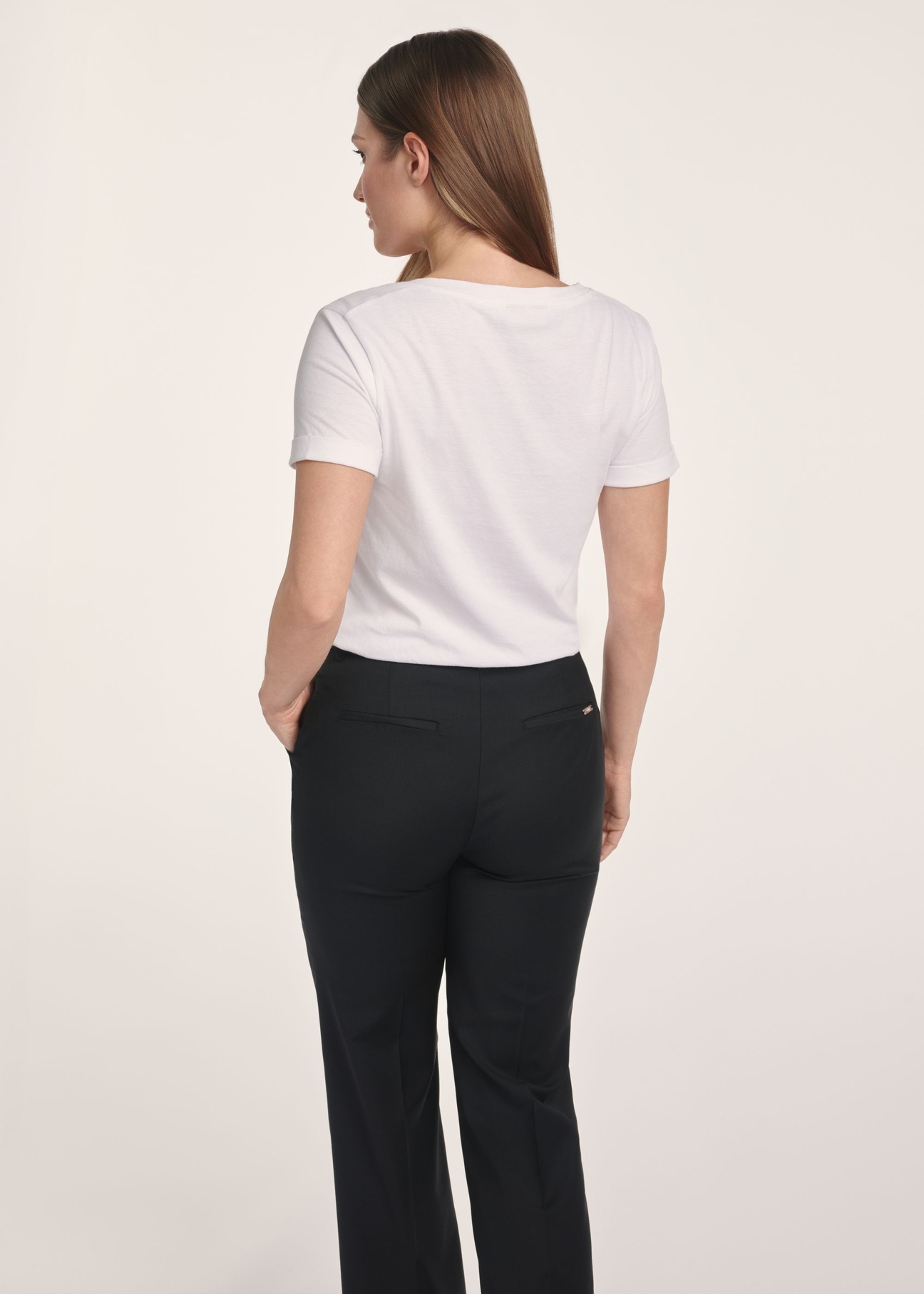 Kremowy T-shirt damski w serek TSHDT-0118B-0B(Z26), widok produktu z tyłu na modelce. Widoczna połowa sylwetki.