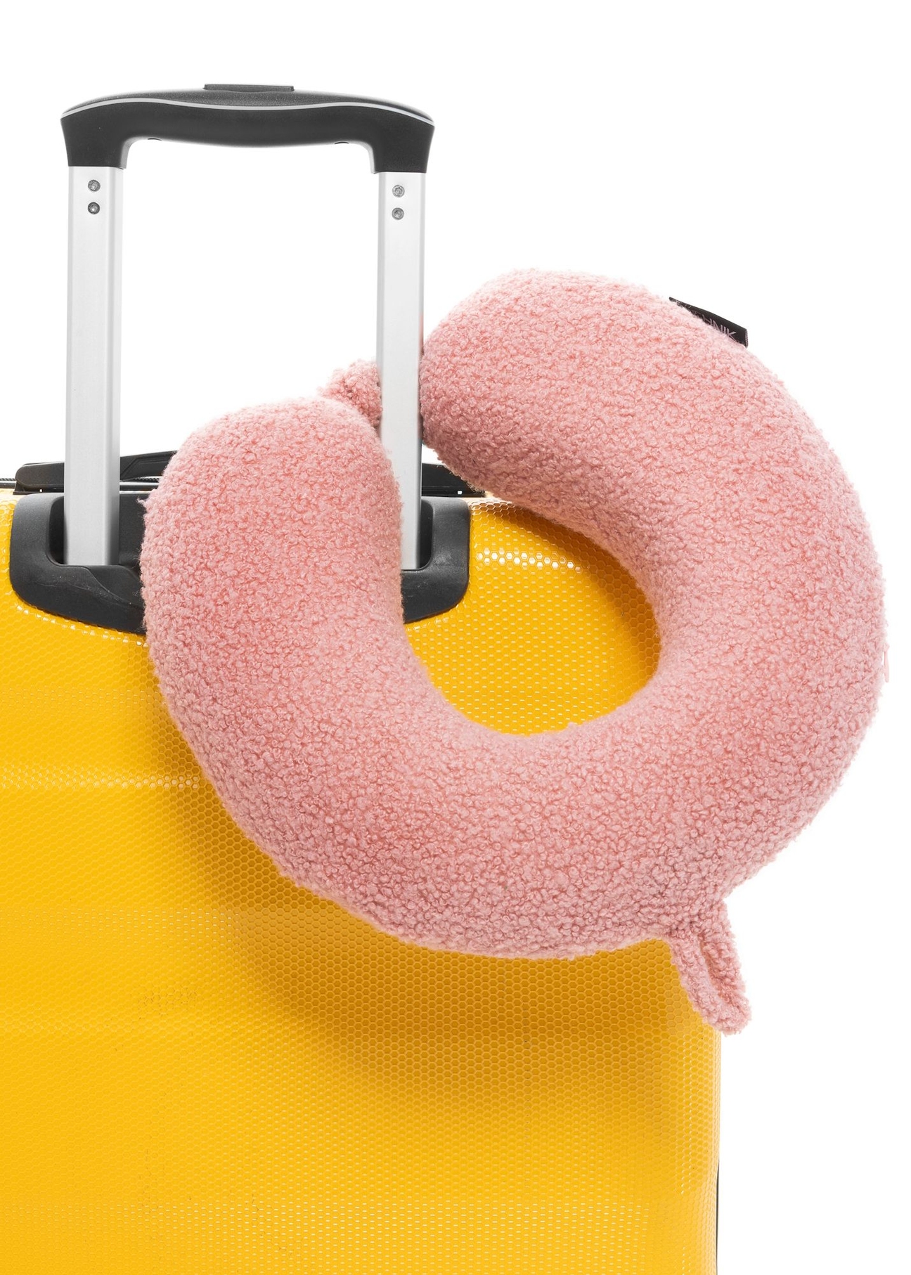 Miękki różowy podgłówek AW-014-0003-31(W25), widok produktu tyłem bez opakowania na walizce na białym tle. 