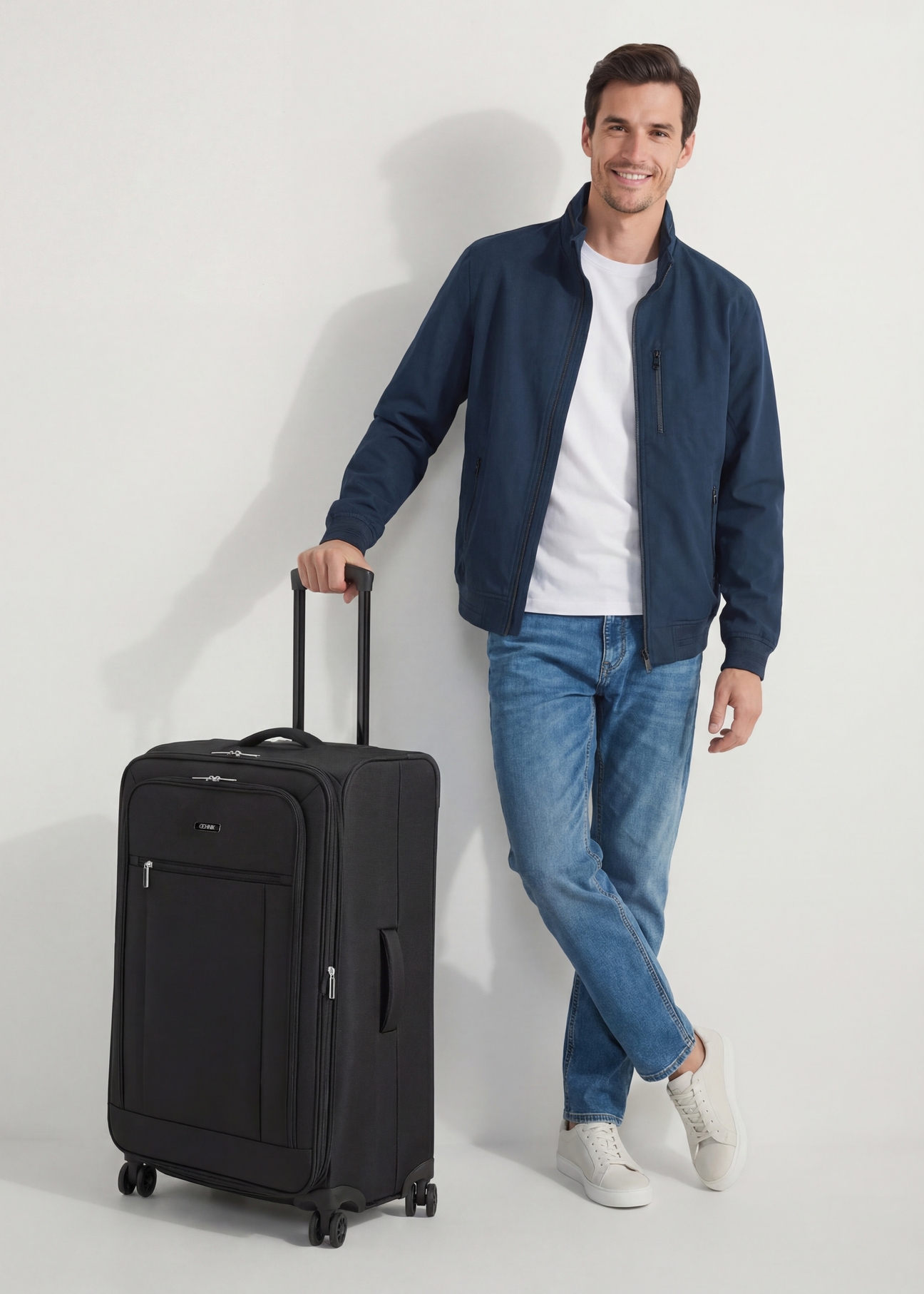 Walizka duża na kółkach WALNY-0046-99-28(W26), widok produktu skosem obok sylwetki modela.