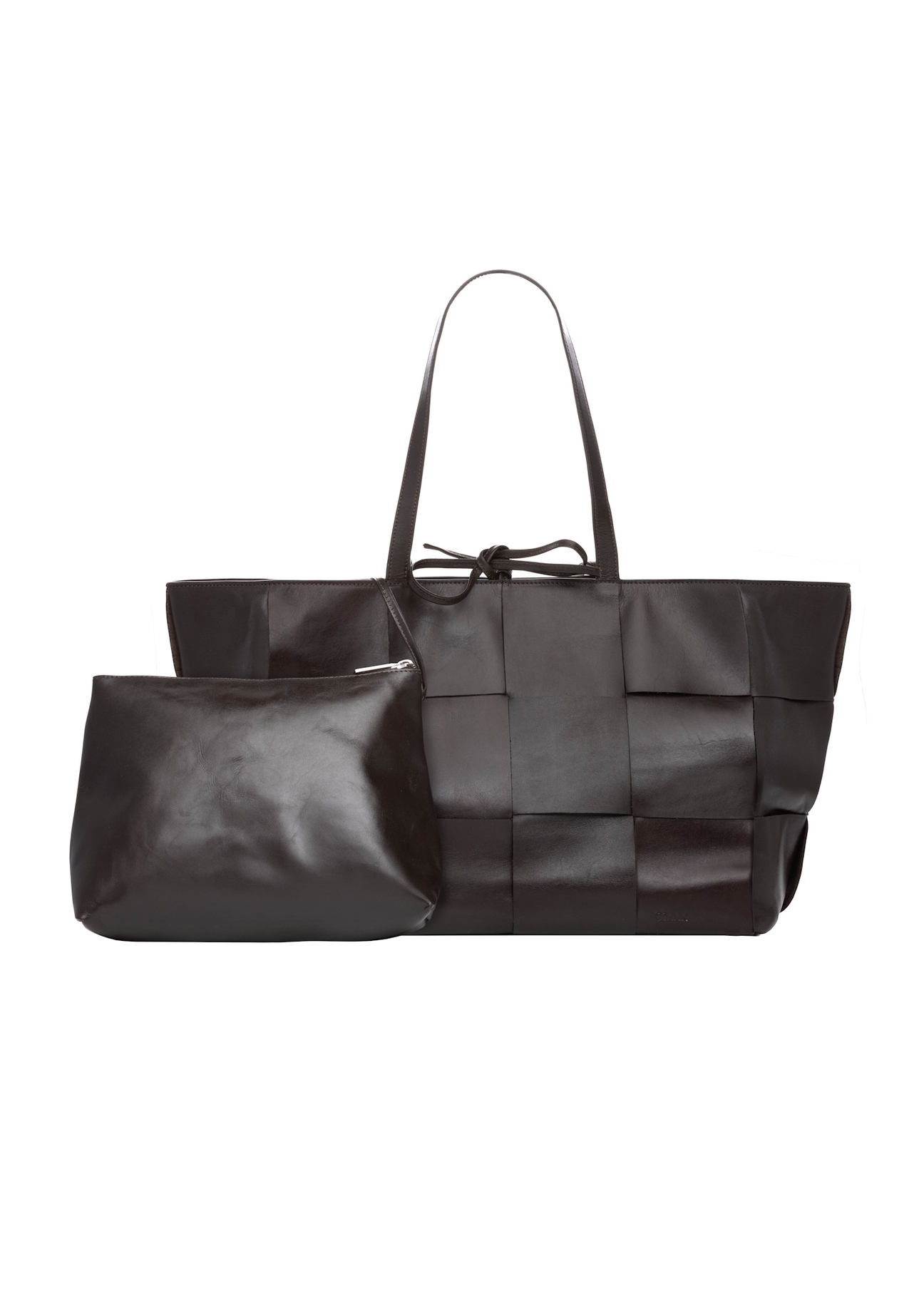 Brązowa duża skórzana torebka damska TORES-1299-1H(W26), widok produktu z kosmetyczką na białym tle.