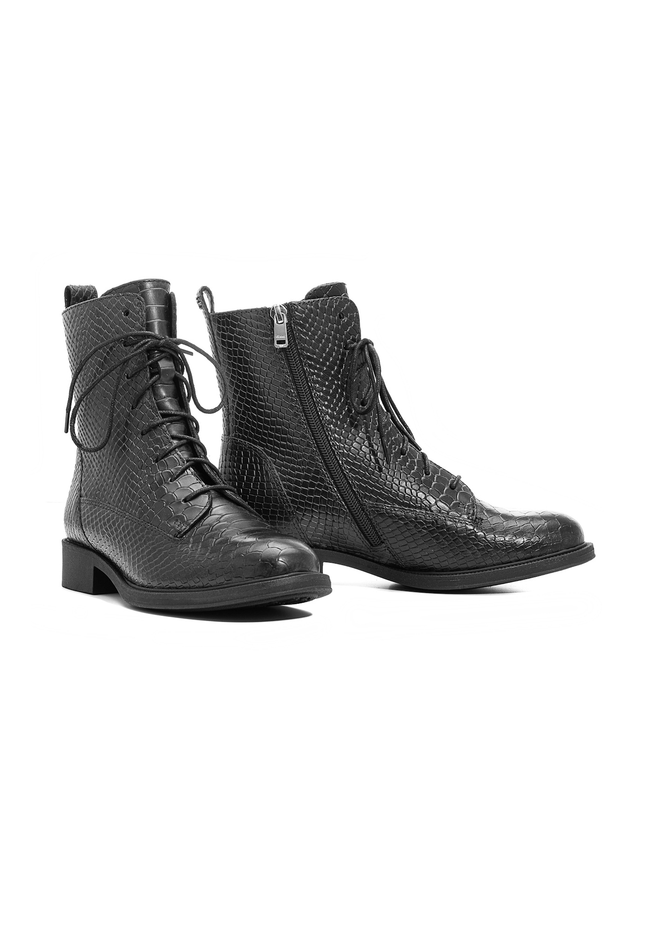 Skórzane botki damskie BUTYD-1200-99(Z25), widok produktu skosem na białym tle.