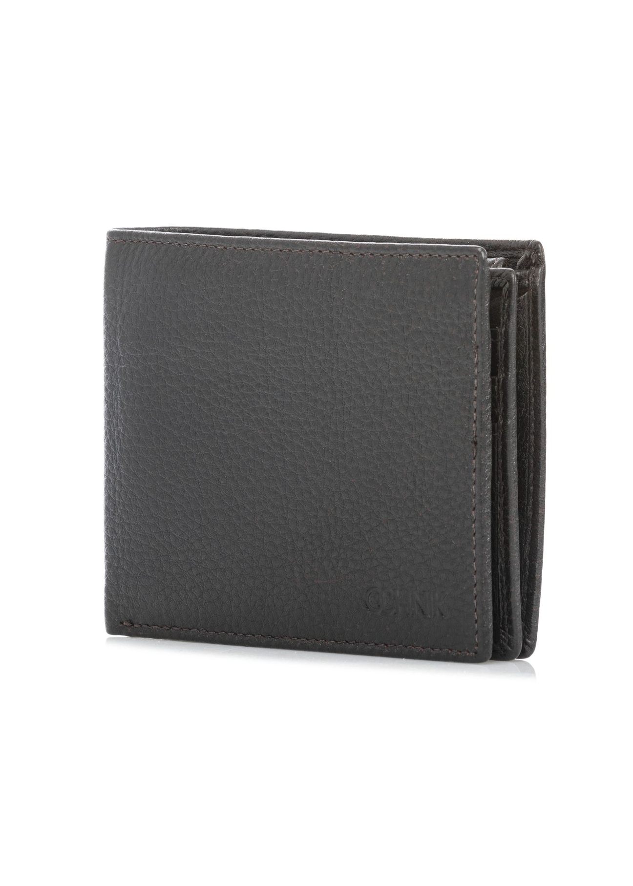 Ciemnobrązowy mały skórzany portfel męski PORMS-0687-1I(W26) - widok produktu po skosie, na białym tle. 