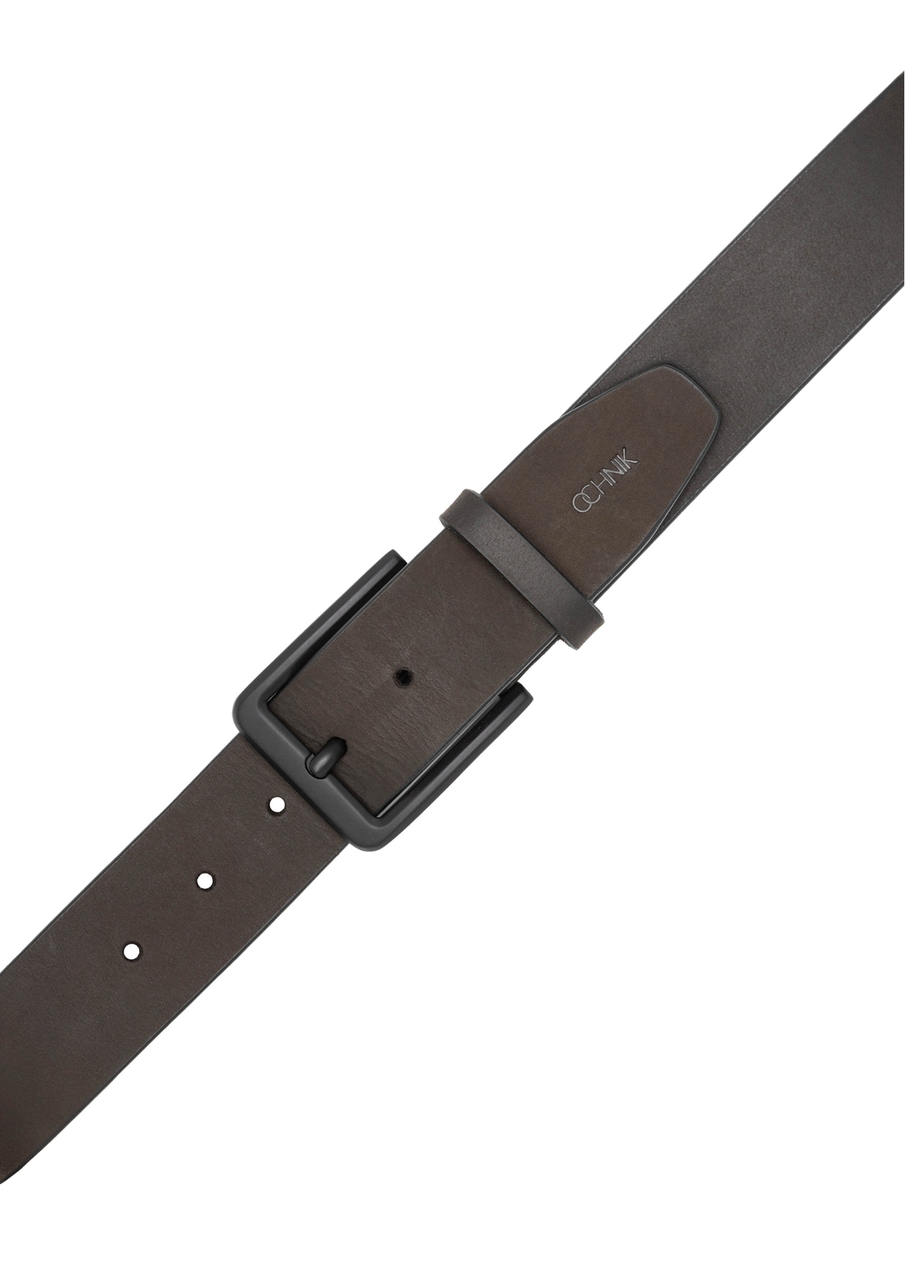 Brązowy zamszowy pasek męski PASMS-0281-1I(W26) - widok produktu z góry, na białym tle. 