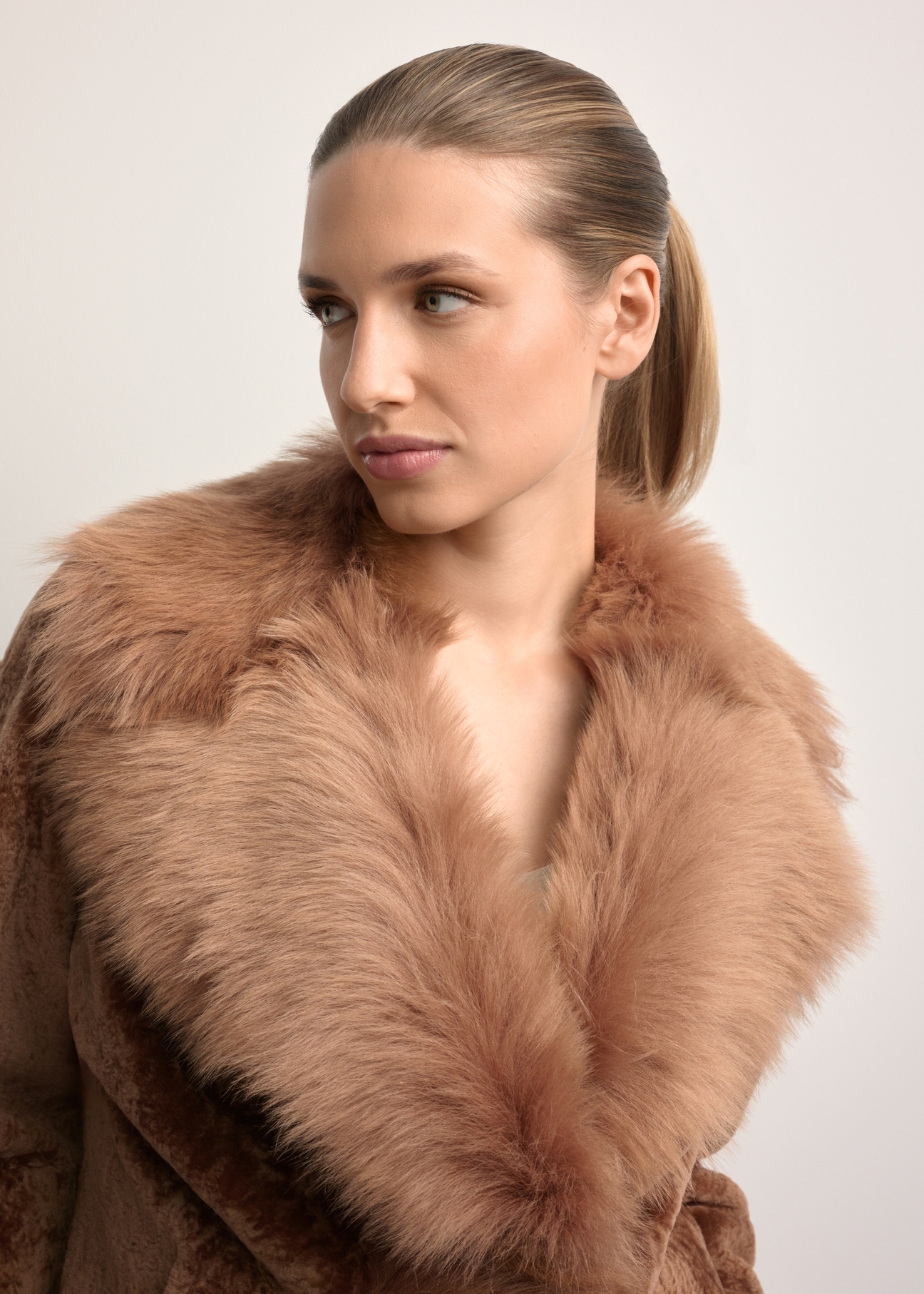 Skórzany kożuch damski w kolorze camelu KOZDS-0095-3099(Z25), zbliżenie na detal produktu na modelce.