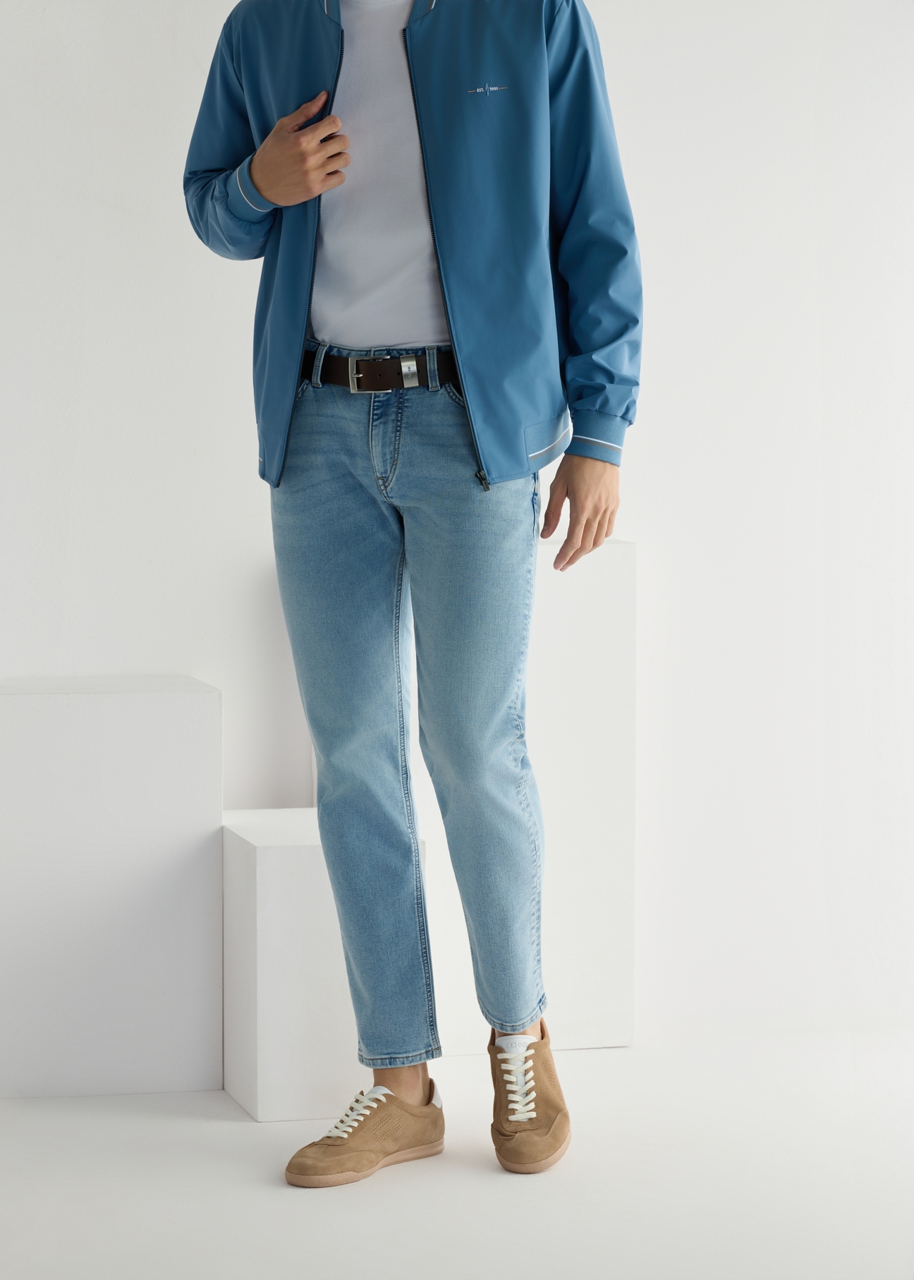 Beżowe skórzane buty sportowe BUTYM-0534-1B(W26), widok produktu z przodu na stopach modela, na jasnym tle.