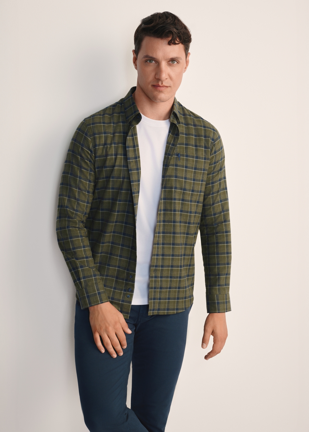 Koszula męska w kratę khaki KOSMT-0333-55(Z25), widok produktu z przodu na modelu. Widoczna połowa sylwetki.