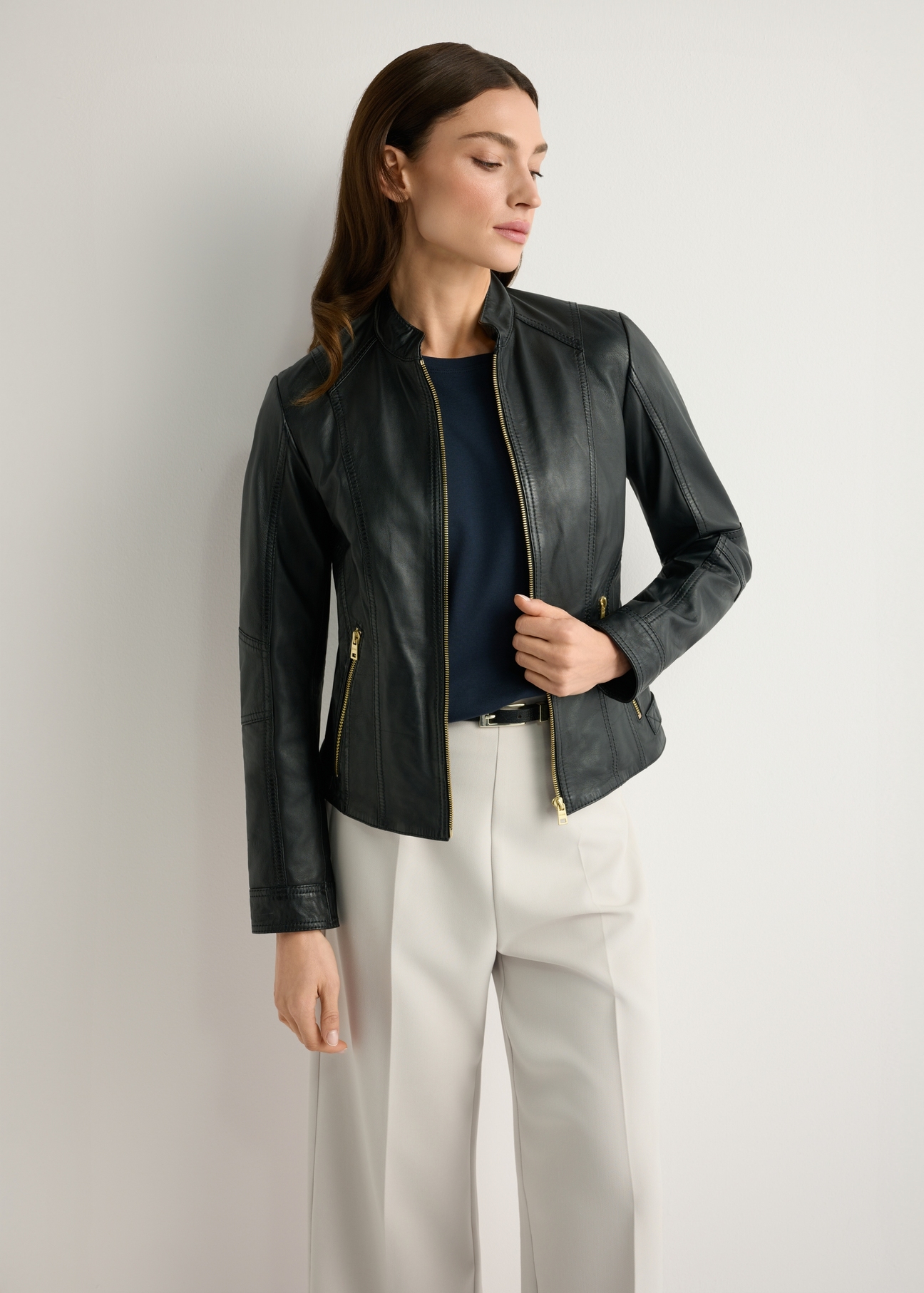 Czarna skórzana kurtka damska KURDS-0602-99(W26), widok produktu z przodu na modelce. Widoczna połowa sylwetki.