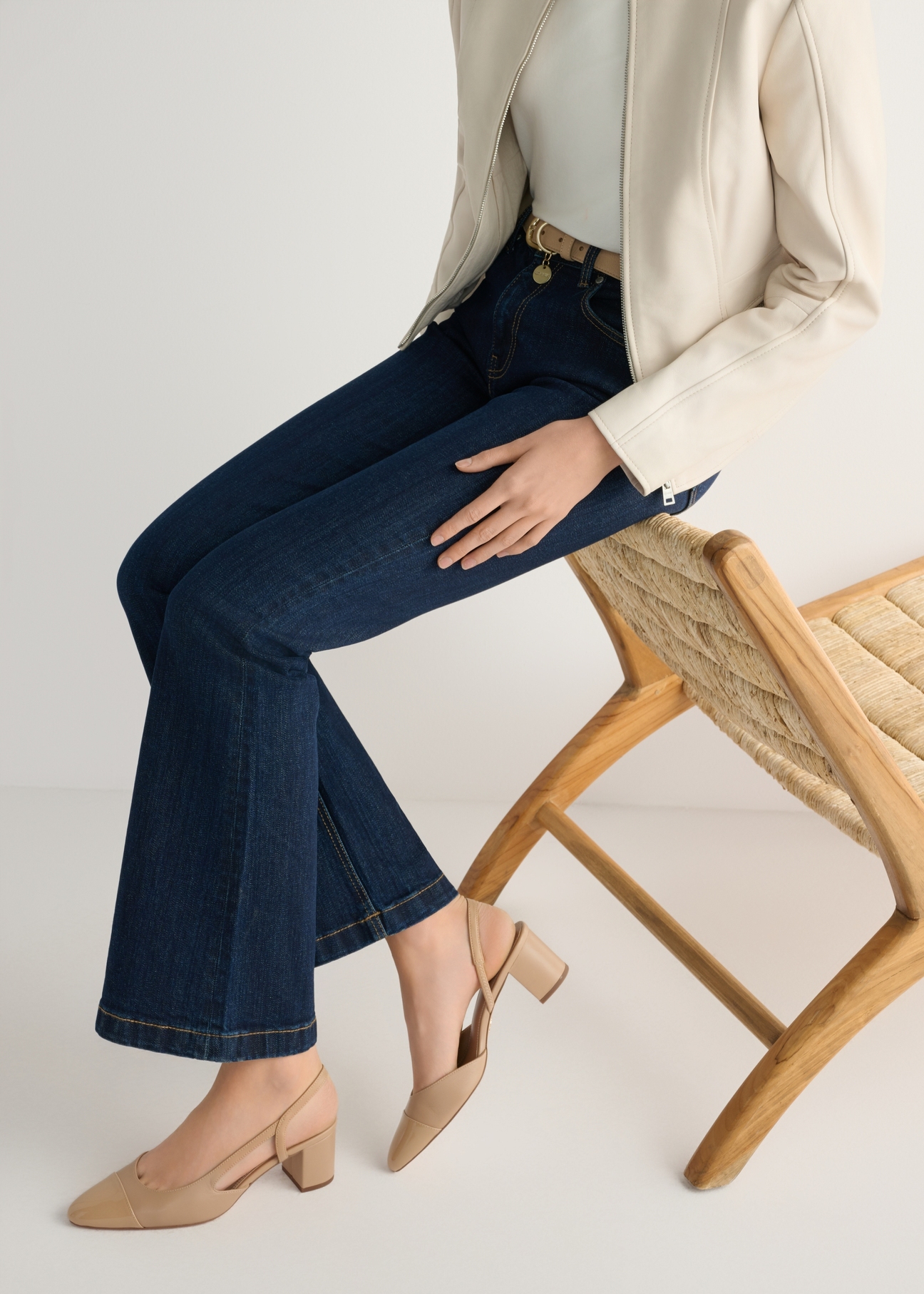 Skórzane beżowe czółenka z odkrytą piętą BUTYD-1173-1B(W26), widok produktu na stopach modelki.