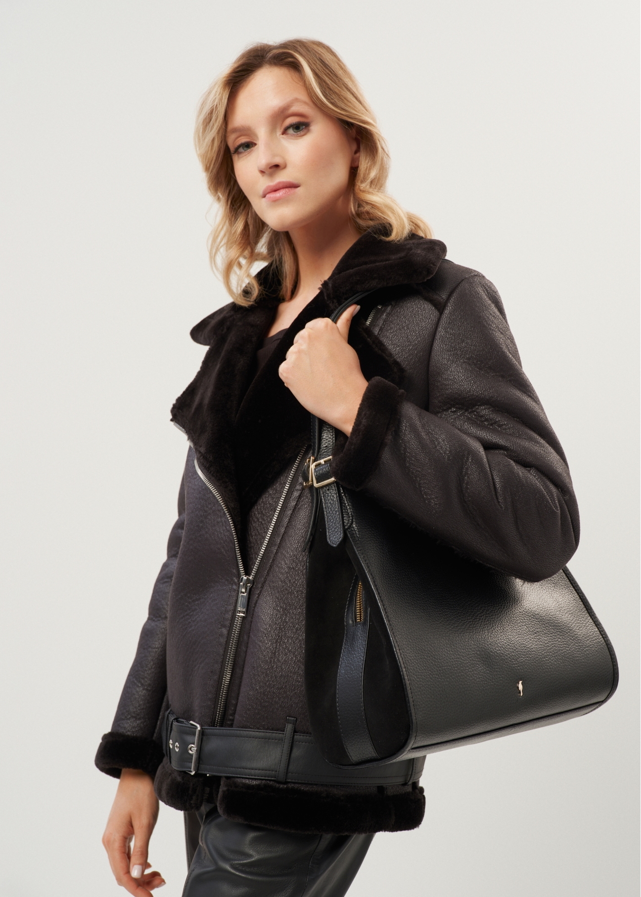 Skórzana torebka damska w stylu hobo TORES-0933-99(Z23)-08