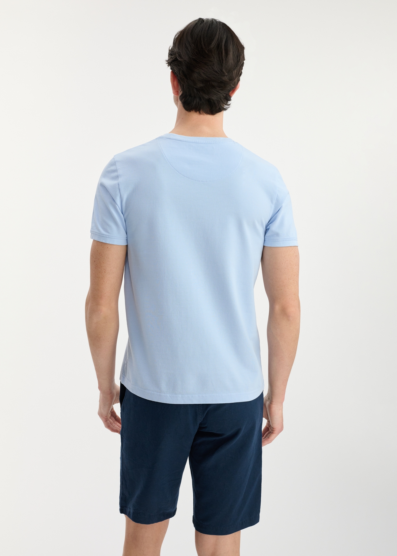 Błękitny T-shirt męski z bawełny TSHMT-0100-60(W25), widok produktu tyłem na modelu. Widoczna połowa sylwetki.