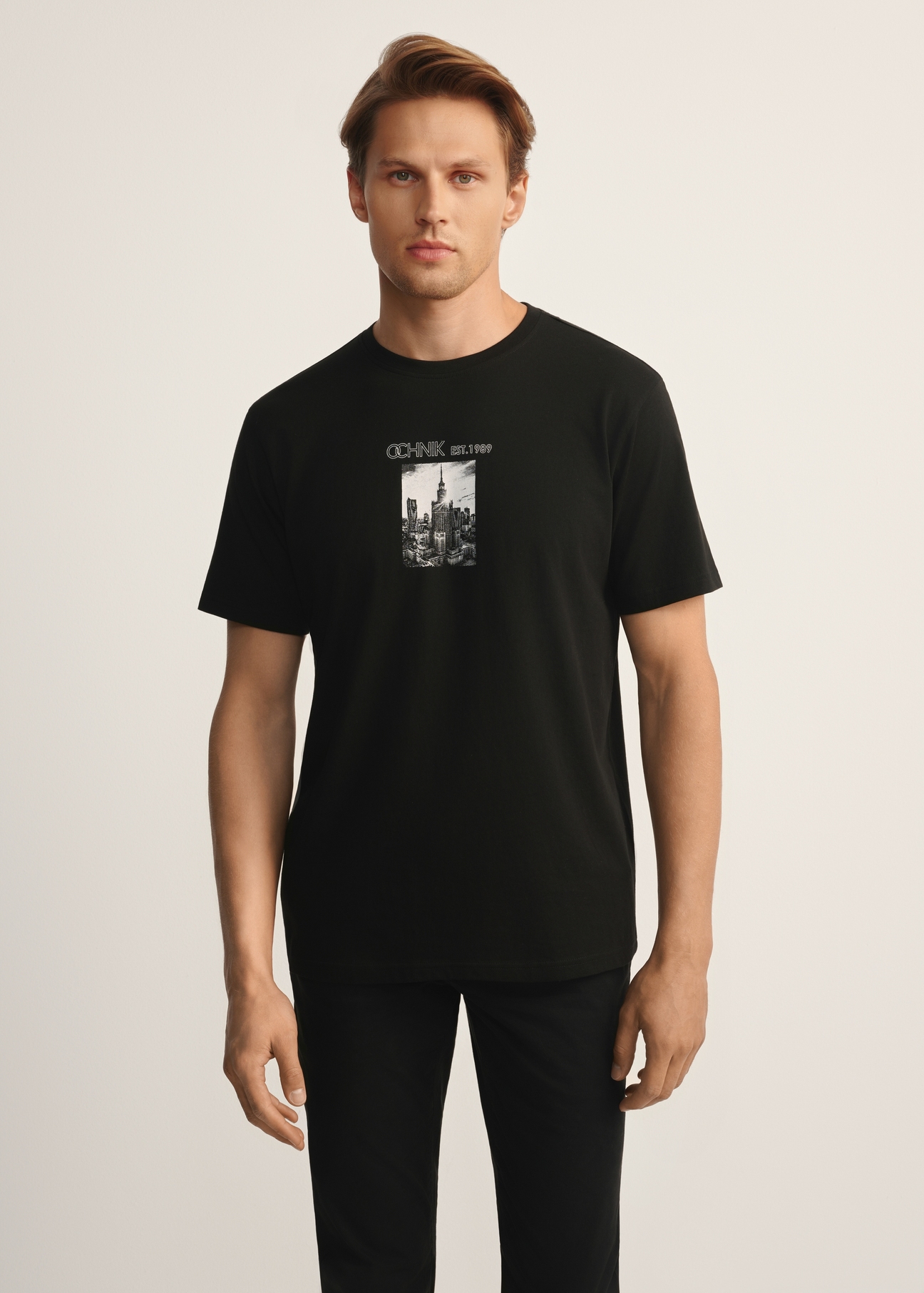 Czarny T-shirt męski z nadrukiem TSHMT-0132-99(Z25), widok produktu od przodu na modelu, widoczna połowa sylwetki.