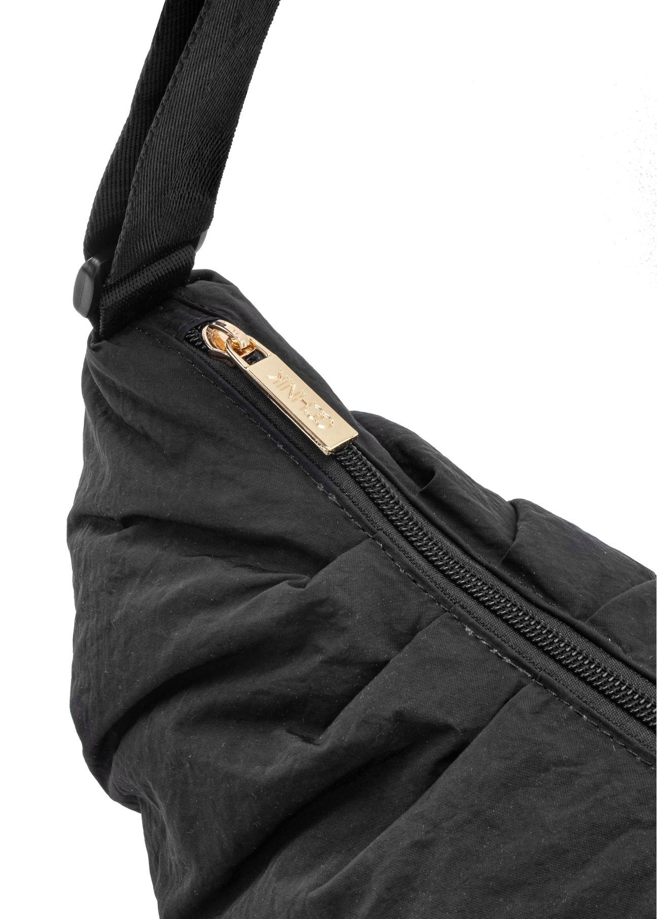 Nylonowa torebka damska TOREN-0339-99(W26), zbliżenie na detal produktu na białym tle.