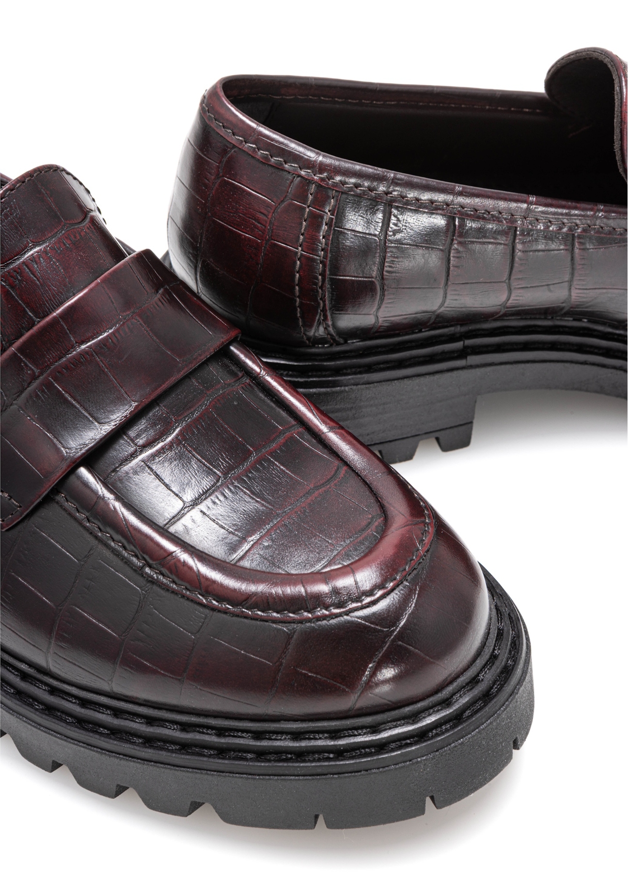 Bordowe mokasyny damskie croco BUTYD-1189-90(Z25), zbliżenie na detal produktu na białym tle.