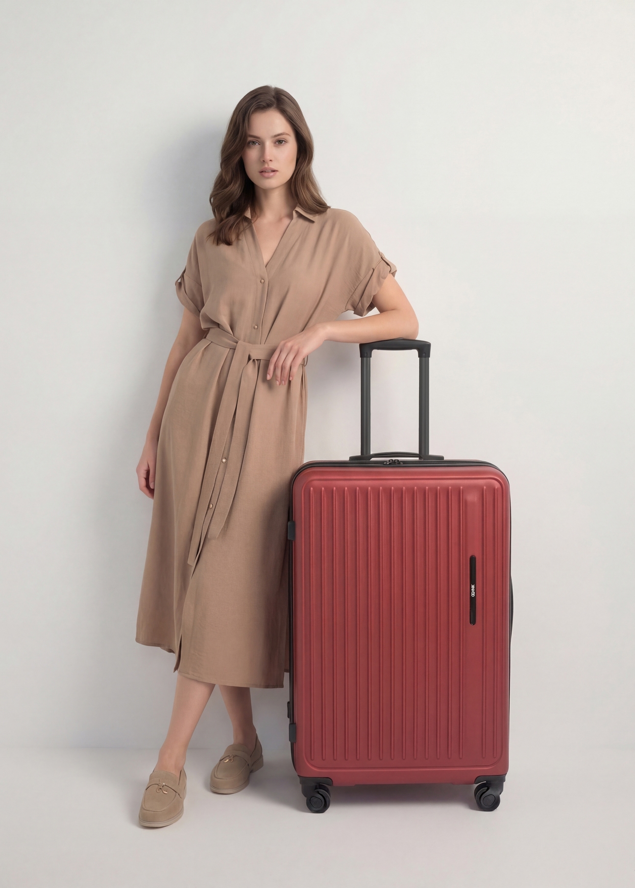 Walizka duża na kółkach WALAB-0082-4B-29(W26), widok produktu z przodu obok sylwetki modelki.