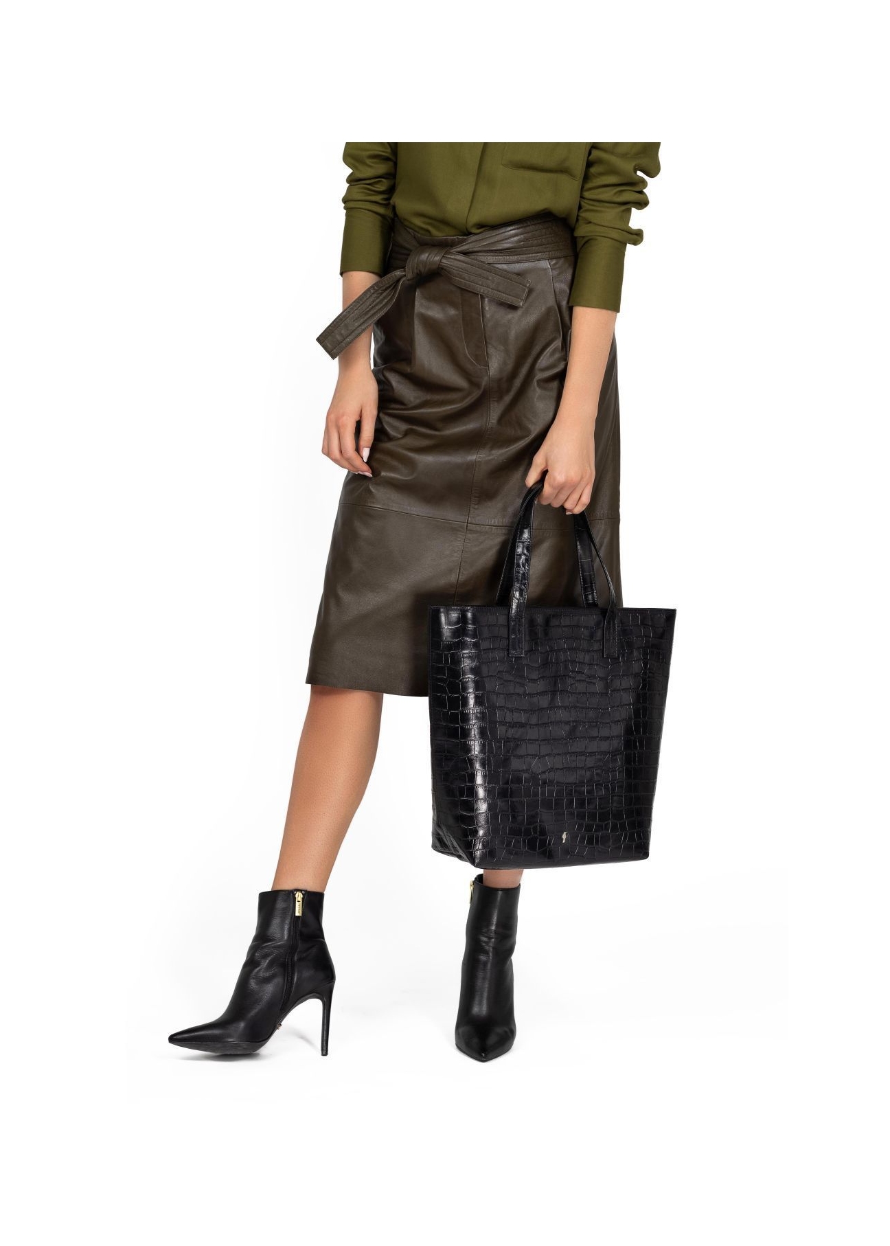 Torebka shopper damska croco TORES-0701E-99(Z25), widok skosu produktu na modelce. Widoczna połowa sylwetki.