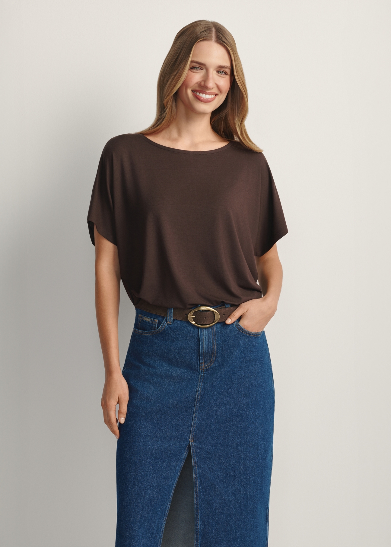 Brązowa bluzka damska ze ściągaczem BLUDT-0170-1I(W26), widok produktu z przodu na modelce. Widoczna połowa sylwetki.