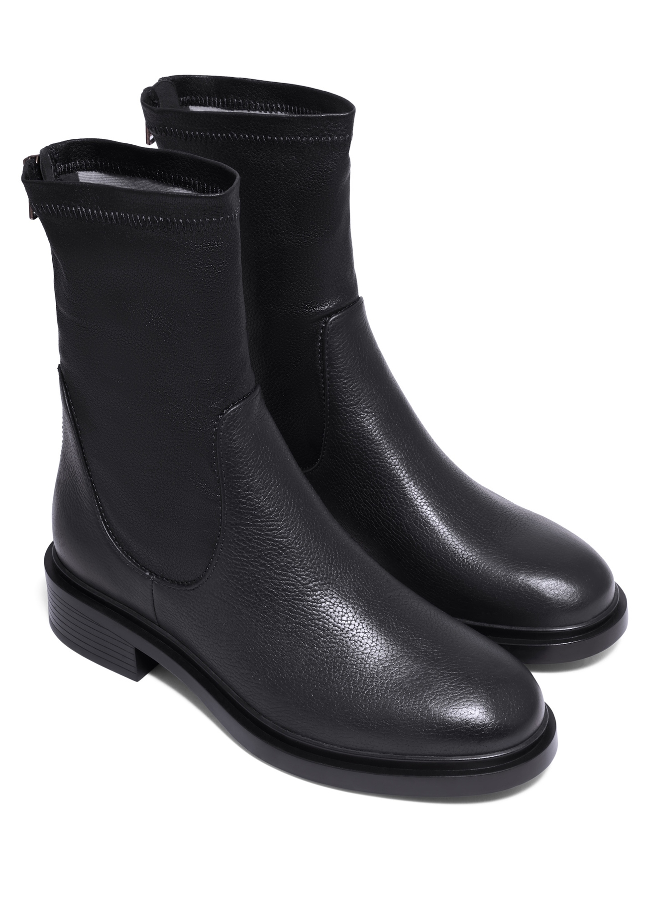 Czarne skórzane botki damskie BUTYD-1296-99(Z26), widok produktu skosem na białym tle.