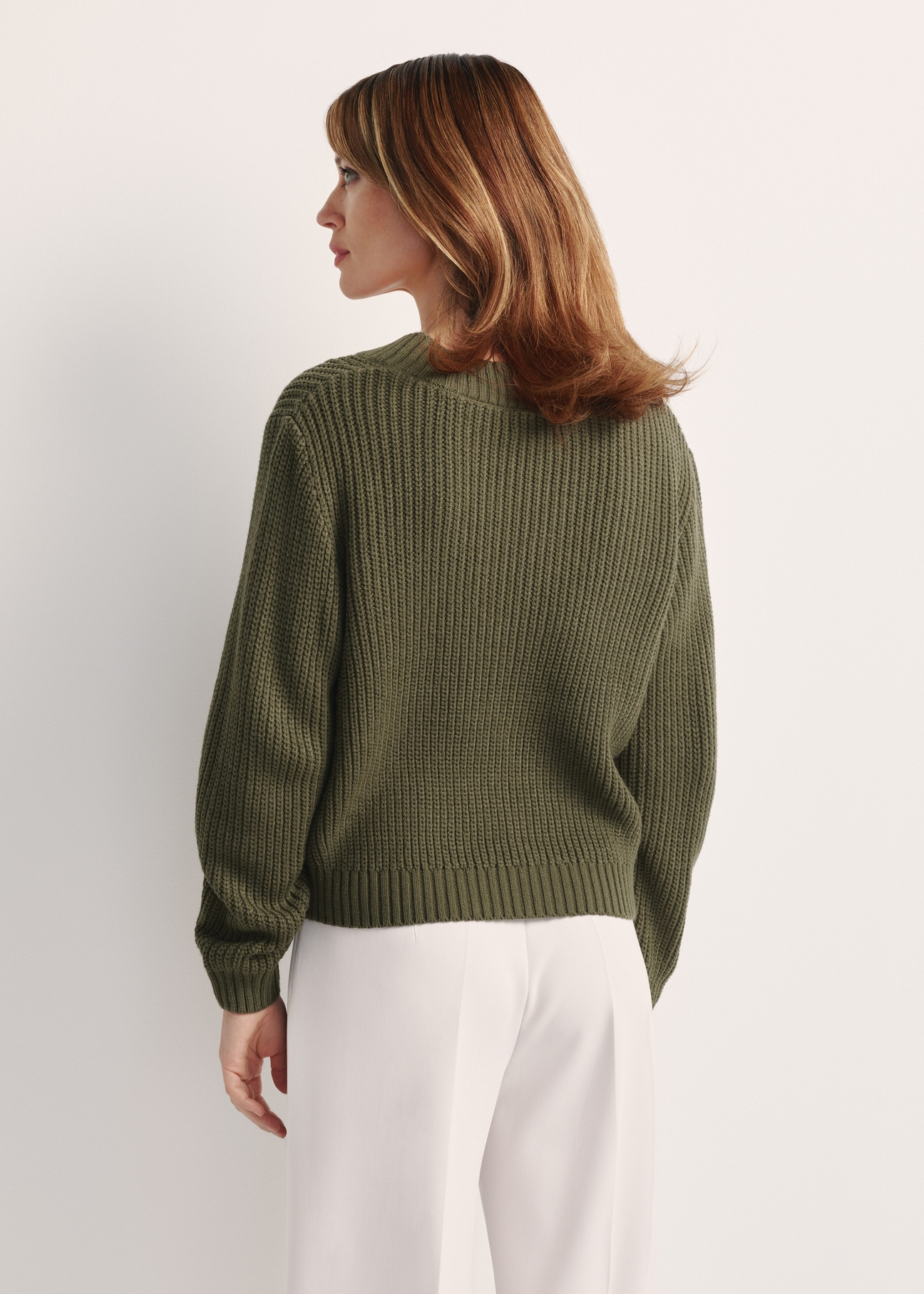 Sweter damski khaki SWEDT-0162-55(Z25), produkt widoczny z tyłu na modelce, widoczne pół sylwetki.